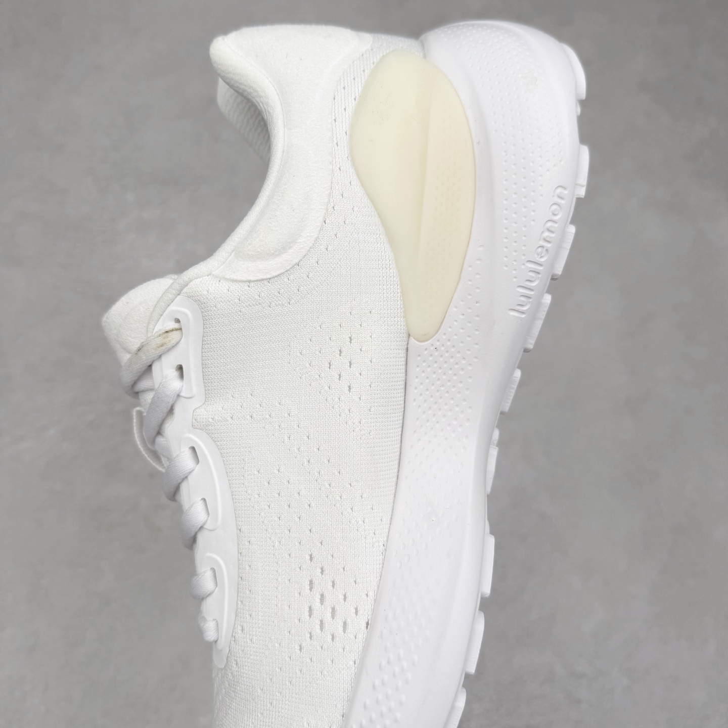 图片[7]-lululemon beyondfeel 露露乐檬舒适防滑耐磨低帮跑步鞋 Cityverse将运动性能融入经典休闲鞋中，中底提供出色缓震，并贴合足部曲线，带来全天候的舒适感。鞋面采用两种材质拼接，且前半部分采用热熔压胶处理，无任何缝线，保留了鞋身整体性。模制泡沫的鞋垫带来上乘的脚感，在平日休闲穿着时不会磨脚，也能提供轻质软弹的效果。25年来，lululemon一直秉持“感受为先”的设计理念，并相信更好的感受带来更好的表现。此次男鞋的设计亦是如此。投入多年研究，针对男性在不同运动场景中的脚步形态设计了不同鞋履款式。同时，还进行了生物力学与形态学研究，为“他”带来更好的贴合度和感受。尺码：36 36.5 37.5 38 38.5 39 40 40.5 41 42 42.5 43 44 45-选品中心