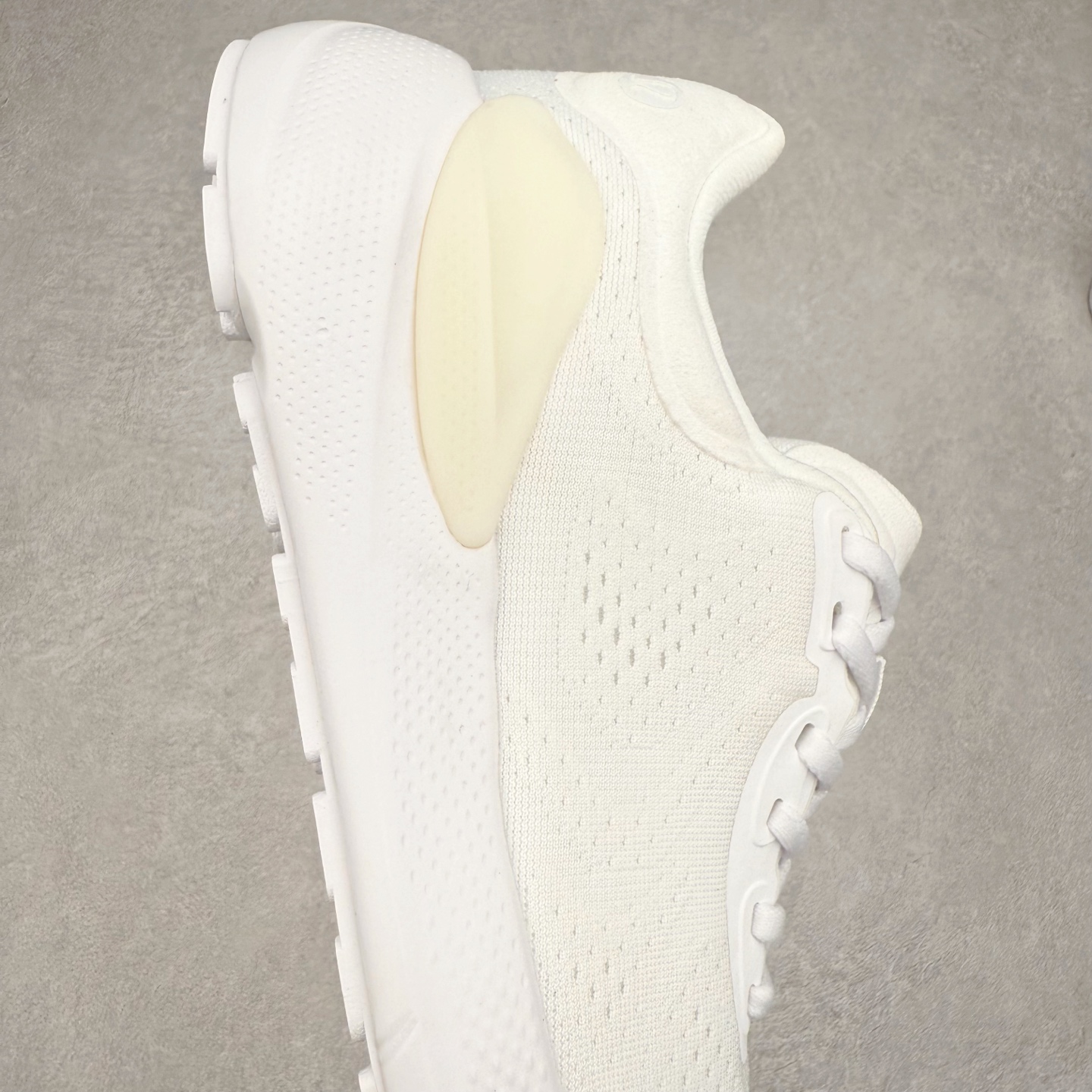 图片[6]-lululemon beyondfeel 露露乐檬舒适防滑耐磨低帮跑步鞋 Cityverse将运动性能融入经典休闲鞋中，中底提供出色缓震，并贴合足部曲线，带来全天候的舒适感。鞋面采用两种材质拼接，且前半部分采用热熔压胶处理，无任何缝线，保留了鞋身整体性。模制泡沫的鞋垫带来上乘的脚感，在平日休闲穿着时不会磨脚，也能提供轻质软弹的效果。25年来，lululemon一直秉持“感受为先”的设计理念，并相信更好的感受带来更好的表现。此次男鞋的设计亦是如此。投入多年研究，针对男性在不同运动场景中的脚步形态设计了不同鞋履款式。同时，还进行了生物力学与形态学研究，为“他”带来更好的贴合度和感受。尺码：36 36.5 37.5 38 38.5 39 40 40.5 41 42 42.5 43 44 45-选品中心