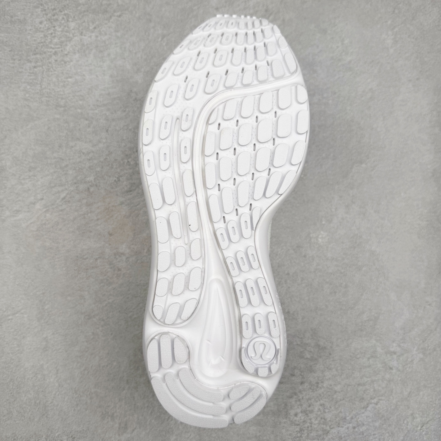 图片[9]-lululemon beyondfeel 露露乐檬舒适防滑耐磨低帮跑步鞋 Cityverse将运动性能融入经典休闲鞋中，中底提供出色缓震，并贴合足部曲线，带来全天候的舒适感。鞋面采用两种材质拼接，且前半部分采用热熔压胶处理，无任何缝线，保留了鞋身整体性。模制泡沫的鞋垫带来上乘的脚感，在平日休闲穿着时不会磨脚，也能提供轻质软弹的效果。25年来，lululemon一直秉持“感受为先”的设计理念，并相信更好的感受带来更好的表现。此次男鞋的设计亦是如此。投入多年研究，针对男性在不同运动场景中的脚步形态设计了不同鞋履款式。同时，还进行了生物力学与形态学研究，为“他”带来更好的贴合度和感受。尺码：36 36.5 37.5 38 38.5 39 40 40.5 41 42 42.5 43 44 45-选品中心