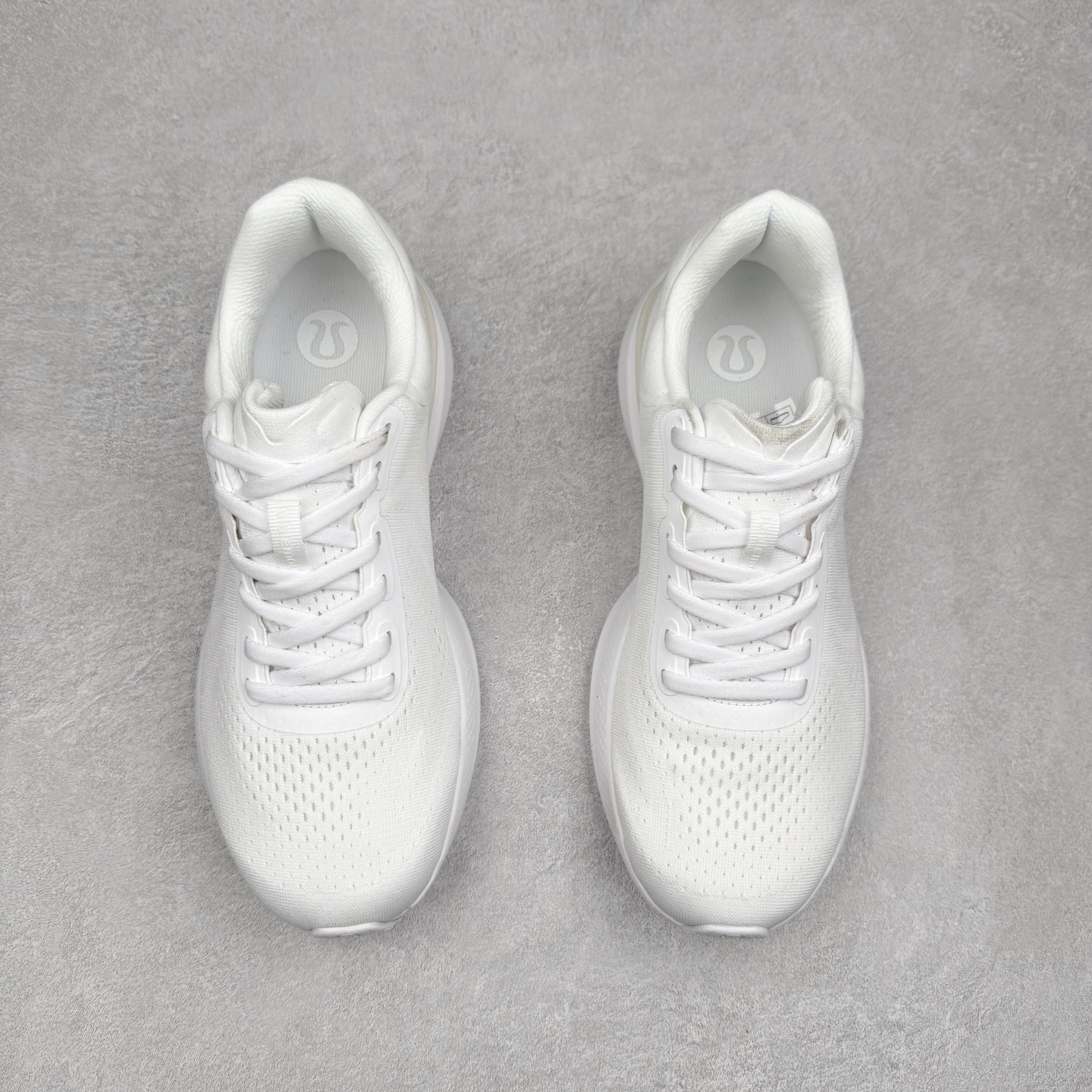 图片[2]-lululemon beyondfeel 露露乐檬舒适防滑耐磨低帮跑步鞋 Cityverse将运动性能融入经典休闲鞋中，中底提供出色缓震，并贴合足部曲线，带来全天候的舒适感。鞋面采用两种材质拼接，且前半部分采用热熔压胶处理，无任何缝线，保留了鞋身整体性。模制泡沫的鞋垫带来上乘的脚感，在平日休闲穿着时不会磨脚，也能提供轻质软弹的效果。25年来，lululemon一直秉持“感受为先”的设计理念，并相信更好的感受带来更好的表现。此次男鞋的设计亦是如此。投入多年研究，针对男性在不同运动场景中的脚步形态设计了不同鞋履款式。同时，还进行了生物力学与形态学研究，为“他”带来更好的贴合度和感受。尺码：36 36.5 37.5 38 38.5 39 40 40.5 41 42 42.5 43 44 45-选品中心