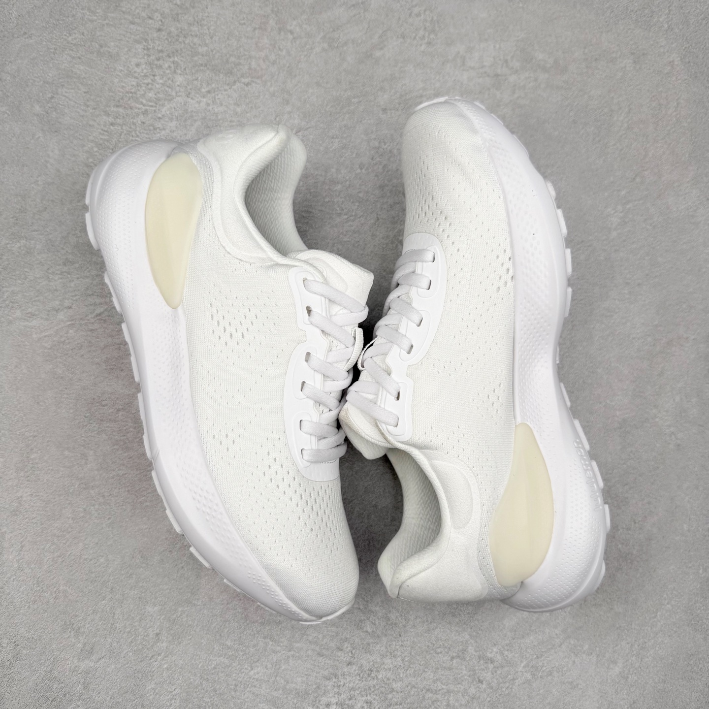 图片[3]-lululemon beyondfeel 露露乐檬舒适防滑耐磨低帮跑步鞋 Cityverse将运动性能融入经典休闲鞋中，中底提供出色缓震，并贴合足部曲线，带来全天候的舒适感。鞋面采用两种材质拼接，且前半部分采用热熔压胶处理，无任何缝线，保留了鞋身整体性。模制泡沫的鞋垫带来上乘的脚感，在平日休闲穿着时不会磨脚，也能提供轻质软弹的效果。25年来，lululemon一直秉持“感受为先”的设计理念，并相信更好的感受带来更好的表现。此次男鞋的设计亦是如此。投入多年研究，针对男性在不同运动场景中的脚步形态设计了不同鞋履款式。同时，还进行了生物力学与形态学研究，为“他”带来更好的贴合度和感受。尺码：36 36.5 37.5 38 38.5 39 40 40.5 41 42 42.5 43 44 45-选品中心