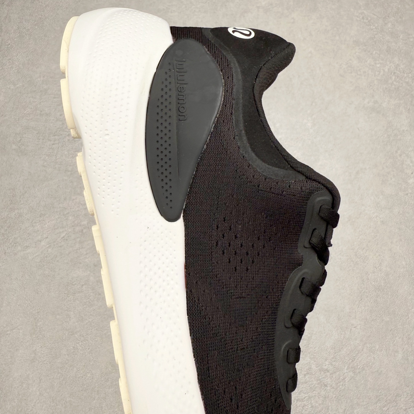 图片[6]-lululemon beyondfeel 露露乐檬舒适防滑耐磨低帮跑步鞋 Cityverse将运动性能融入经典休闲鞋中，中底提供出色缓震，并贴合足部曲线，带来全天候的舒适感。鞋面采用两种材质拼接，且前半部分采用热熔压胶处理，无任何缝线，保留了鞋身整体性。模制泡沫的鞋垫带来上乘的脚感，在平日休闲穿着时不会磨脚，也能提供轻质软弹的效果。25年来，lululemon一直秉持“感受为先”的设计理念，并相信更好的感受带来更好的表现。此次男鞋的设计亦是如此。投入多年研究，针对男性在不同运动场景中的脚步形态设计了不同鞋履款式。同时，还进行了生物力学与形态学研究，为“他”带来更好的贴合度和感受。尺码：36 36.5 37.5 38 38.5 39 40 40.5 41 42 42.5 43 44 45-选品中心