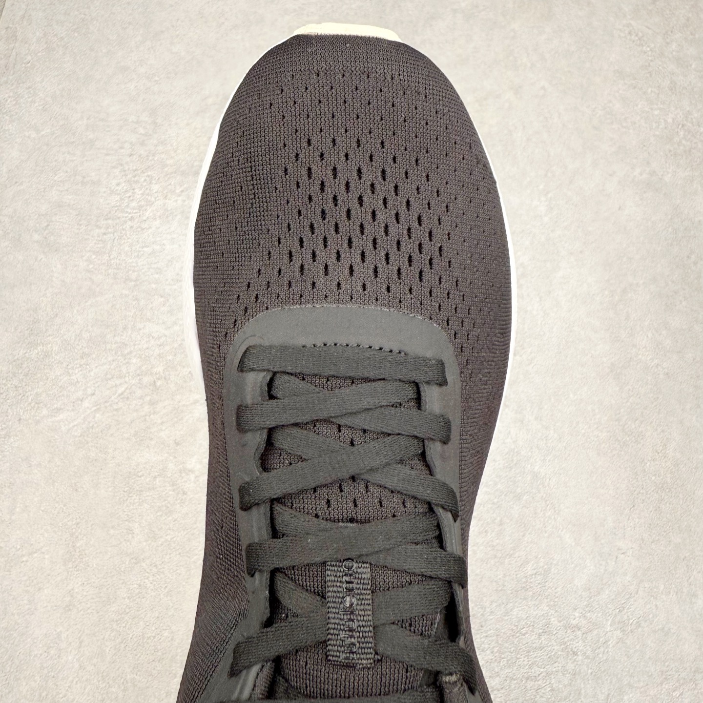 图片[4]-lululemon beyondfeel 露露乐檬舒适防滑耐磨低帮跑步鞋 Cityverse将运动性能融入经典休闲鞋中，中底提供出色缓震，并贴合足部曲线，带来全天候的舒适感。鞋面采用两种材质拼接，且前半部分采用热熔压胶处理，无任何缝线，保留了鞋身整体性。模制泡沫的鞋垫带来上乘的脚感，在平日休闲穿着时不会磨脚，也能提供轻质软弹的效果。25年来，lululemon一直秉持“感受为先”的设计理念，并相信更好的感受带来更好的表现。此次男鞋的设计亦是如此。投入多年研究，针对男性在不同运动场景中的脚步形态设计了不同鞋履款式。同时，还进行了生物力学与形态学研究，为“他”带来更好的贴合度和感受。尺码：36 36.5 37.5 38 38.5 39 40 40.5 41 42 42.5 43 44 45-选品中心