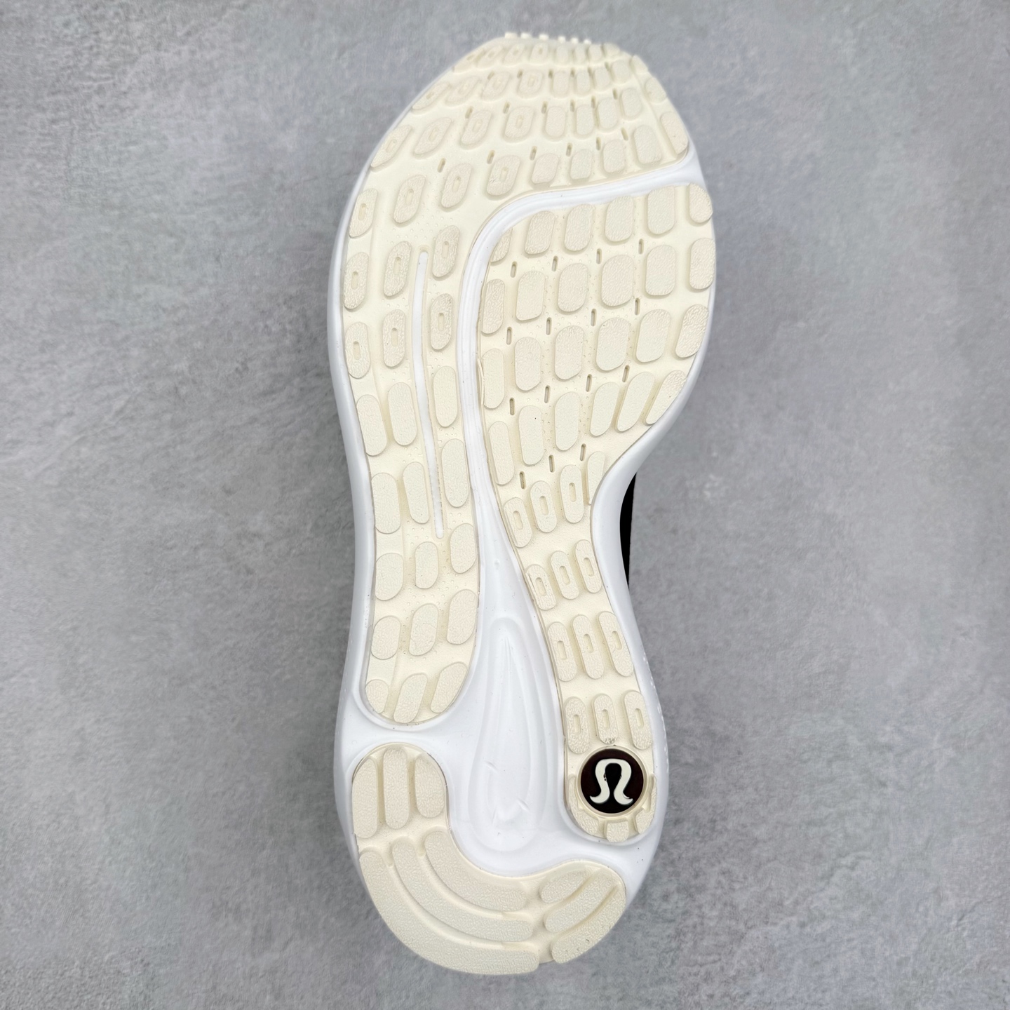 图片[9]-lululemon beyondfeel 露露乐檬舒适防滑耐磨低帮跑步鞋 Cityverse将运动性能融入经典休闲鞋中，中底提供出色缓震，并贴合足部曲线，带来全天候的舒适感。鞋面采用两种材质拼接，且前半部分采用热熔压胶处理，无任何缝线，保留了鞋身整体性。模制泡沫的鞋垫带来上乘的脚感，在平日休闲穿着时不会磨脚，也能提供轻质软弹的效果。25年来，lululemon一直秉持“感受为先”的设计理念，并相信更好的感受带来更好的表现。此次男鞋的设计亦是如此。投入多年研究，针对男性在不同运动场景中的脚步形态设计了不同鞋履款式。同时，还进行了生物力学与形态学研究，为“他”带来更好的贴合度和感受。尺码：36 36.5 37.5 38 38.5 39 40 40.5 41 42 42.5 43 44 45-选品中心