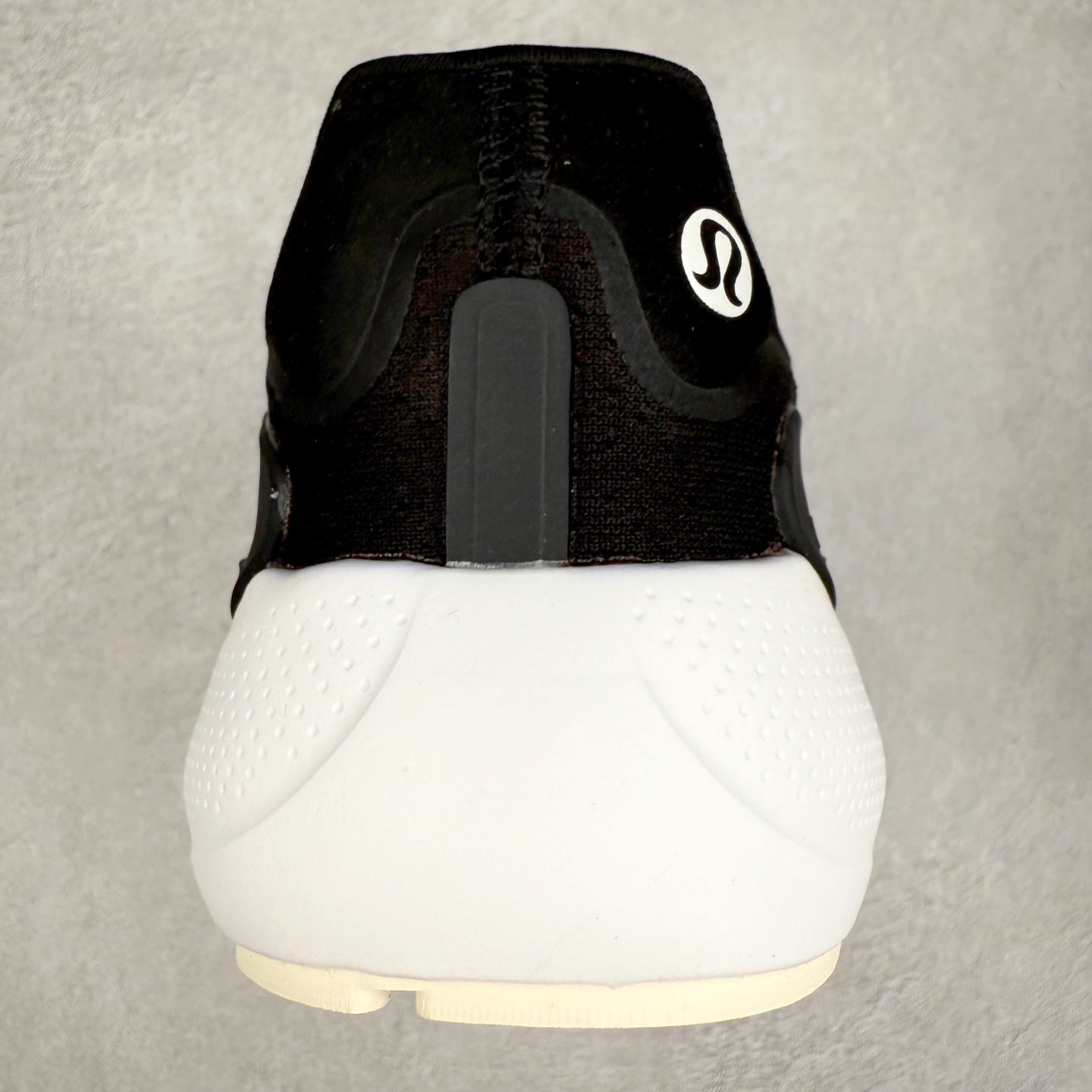 图片[8]-lululemon beyondfeel 露露乐檬舒适防滑耐磨低帮跑步鞋 Cityverse将运动性能融入经典休闲鞋中，中底提供出色缓震，并贴合足部曲线，带来全天候的舒适感。鞋面采用两种材质拼接，且前半部分采用热熔压胶处理，无任何缝线，保留了鞋身整体性。模制泡沫的鞋垫带来上乘的脚感，在平日休闲穿着时不会磨脚，也能提供轻质软弹的效果。25年来，lululemon一直秉持“感受为先”的设计理念，并相信更好的感受带来更好的表现。此次男鞋的设计亦是如此。投入多年研究，针对男性在不同运动场景中的脚步形态设计了不同鞋履款式。同时，还进行了生物力学与形态学研究，为“他”带来更好的贴合度和感受。尺码：36 36.5 37.5 38 38.5 39 40 40.5 41 42 42.5 43 44 45-选品中心