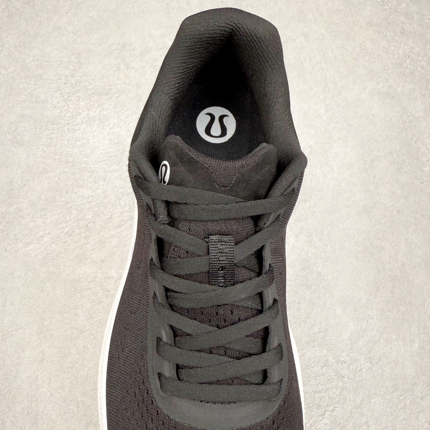 图片[5]-lululemon beyondfeel 露露乐檬舒适防滑耐磨低帮跑步鞋 Cityverse将运动性能融入经典休闲鞋中，中底提供出色缓震，并贴合足部曲线，带来全天候的舒适感。鞋面采用两种材质拼接，且前半部分采用热熔压胶处理，无任何缝线，保留了鞋身整体性。模制泡沫的鞋垫带来上乘的脚感，在平日休闲穿着时不会磨脚，也能提供轻质软弹的效果。25年来，lululemon一直秉持“感受为先”的设计理念，并相信更好的感受带来更好的表现。此次男鞋的设计亦是如此。投入多年研究，针对男性在不同运动场景中的脚步形态设计了不同鞋履款式。同时，还进行了生物力学与形态学研究，为“他”带来更好的贴合度和感受。尺码：36 36.5 37.5 38 38.5 39 40 40.5 41 42 42.5 43 44 45-选品中心