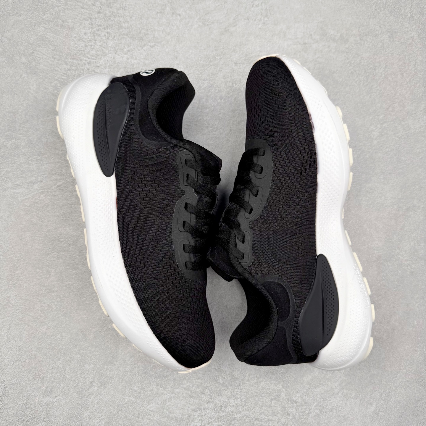 图片[3]-lululemon beyondfeel 露露乐檬舒适防滑耐磨低帮跑步鞋 Cityverse将运动性能融入经典休闲鞋中，中底提供出色缓震，并贴合足部曲线，带来全天候的舒适感。鞋面采用两种材质拼接，且前半部分采用热熔压胶处理，无任何缝线，保留了鞋身整体性。模制泡沫的鞋垫带来上乘的脚感，在平日休闲穿着时不会磨脚，也能提供轻质软弹的效果。25年来，lululemon一直秉持“感受为先”的设计理念，并相信更好的感受带来更好的表现。此次男鞋的设计亦是如此。投入多年研究，针对男性在不同运动场景中的脚步形态设计了不同鞋履款式。同时，还进行了生物力学与形态学研究，为“他”带来更好的贴合度和感受。尺码：36 36.5 37.5 38 38.5 39 40 40.5 41 42 42.5 43 44 45-选品中心