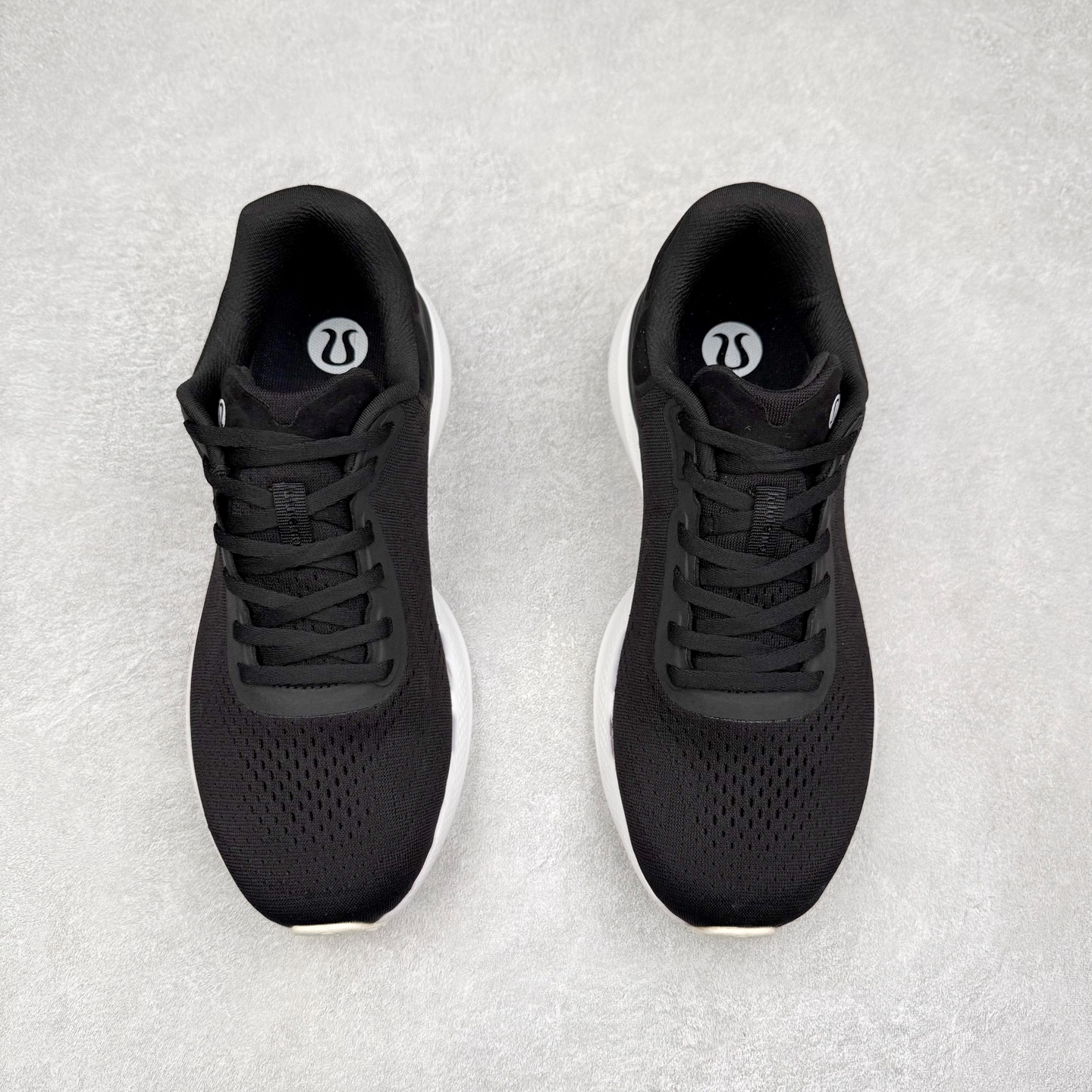 图片[2]-lululemon beyondfeel 露露乐檬舒适防滑耐磨低帮跑步鞋 Cityverse将运动性能融入经典休闲鞋中，中底提供出色缓震，并贴合足部曲线，带来全天候的舒适感。鞋面采用两种材质拼接，且前半部分采用热熔压胶处理，无任何缝线，保留了鞋身整体性。模制泡沫的鞋垫带来上乘的脚感，在平日休闲穿着时不会磨脚，也能提供轻质软弹的效果。25年来，lululemon一直秉持“感受为先”的设计理念，并相信更好的感受带来更好的表现。此次男鞋的设计亦是如此。投入多年研究，针对男性在不同运动场景中的脚步形态设计了不同鞋履款式。同时，还进行了生物力学与形态学研究，为“他”带来更好的贴合度和感受。尺码：36 36.5 37.5 38 38.5 39 40 40.5 41 42 42.5 43 44 45-选品中心