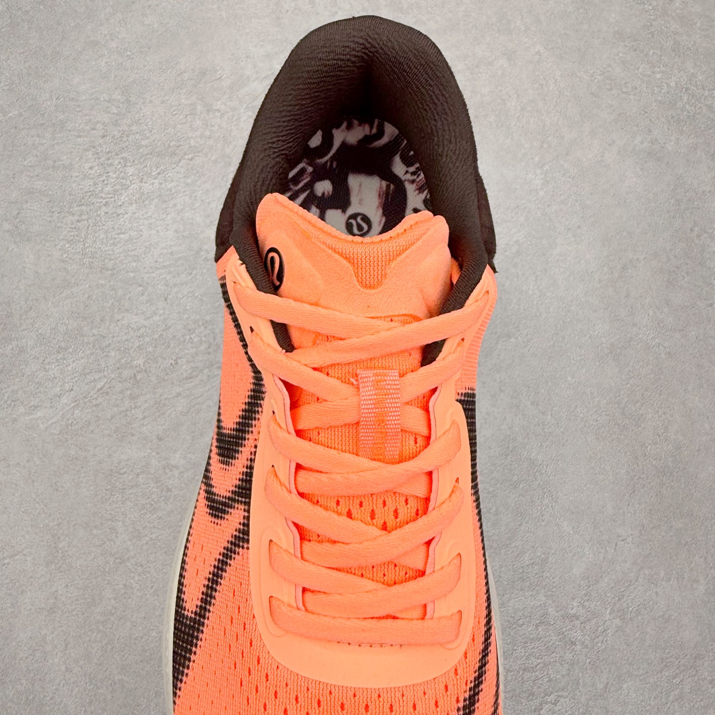 图片[5]-lululemon beyondfeel 露露乐檬舒适防滑耐磨低帮跑步鞋 Cityverse将运动性能融入经典休闲鞋中，中底提供出色缓震，并贴合足部曲线，带来全天候的舒适感。鞋面采用两种材质拼接，且前半部分采用热熔压胶处理，无任何缝线，保留了鞋身整体性。模制泡沫的鞋垫带来上乘的脚感，在平日休闲穿着时不会磨脚，也能提供轻质软弹的效果。25年来，lululemon一直秉持“感受为先”的设计理念，并相信更好的感受带来更好的表现。此次男鞋的设计亦是如此。投入多年研究，针对男性在不同运动场景中的脚步形态设计了不同鞋履款式。同时，还进行了生物力学与形态学研究，为“他”带来更好的贴合度和感受。尺码：36 36.5 37.5 38 38.5 39 40 40.5 41 42 42.5 43 44 45-选品中心