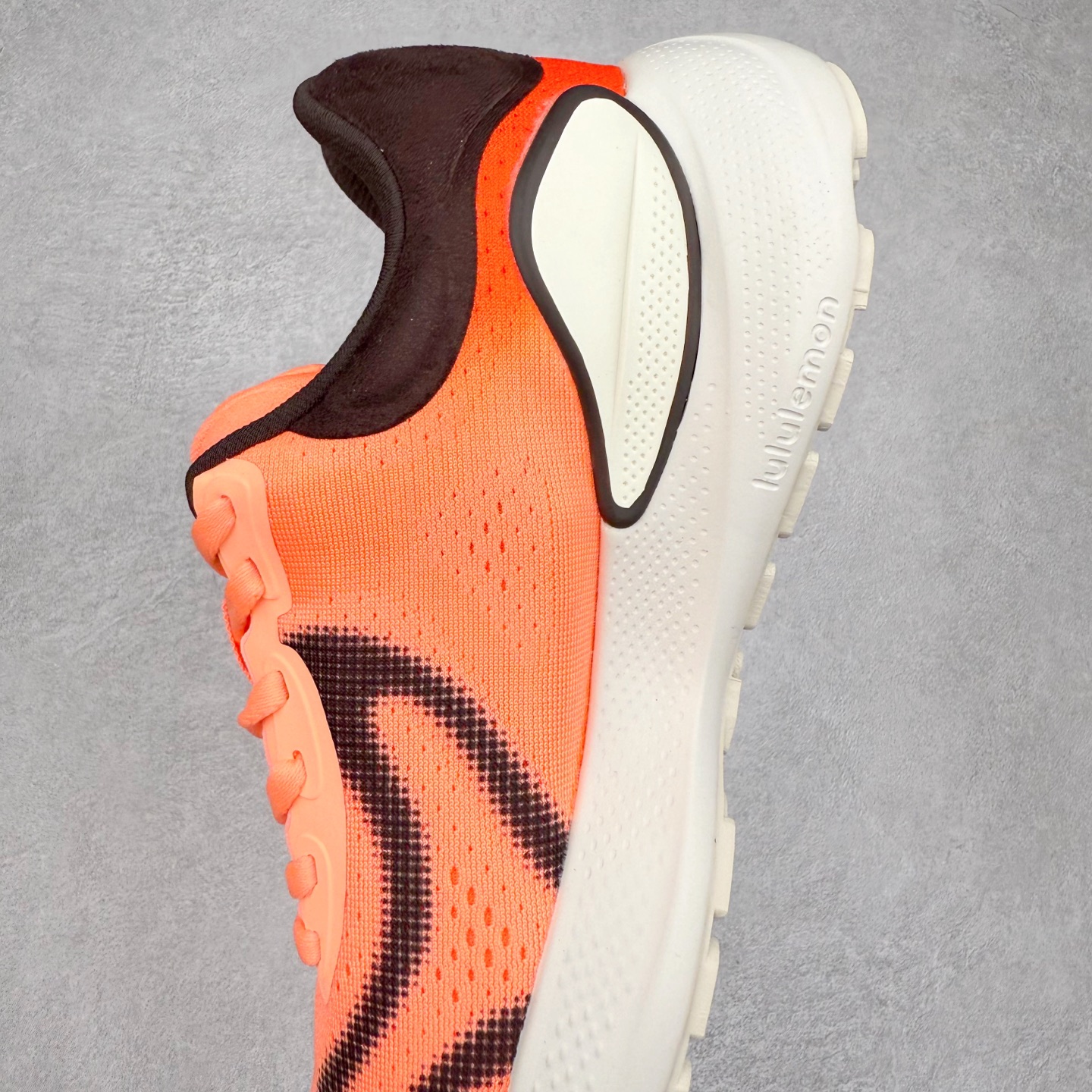 图片[7]-lululemon beyondfeel 露露乐檬舒适防滑耐磨低帮跑步鞋 Cityverse将运动性能融入经典休闲鞋中，中底提供出色缓震，并贴合足部曲线，带来全天候的舒适感。鞋面采用两种材质拼接，且前半部分采用热熔压胶处理，无任何缝线，保留了鞋身整体性。模制泡沫的鞋垫带来上乘的脚感，在平日休闲穿着时不会磨脚，也能提供轻质软弹的效果。25年来，lululemon一直秉持“感受为先”的设计理念，并相信更好的感受带来更好的表现。此次男鞋的设计亦是如此。投入多年研究，针对男性在不同运动场景中的脚步形态设计了不同鞋履款式。同时，还进行了生物力学与形态学研究，为“他”带来更好的贴合度和感受。尺码：36 36.5 37.5 38 38.5 39 40 40.5 41 42 42.5 43 44 45-选品中心