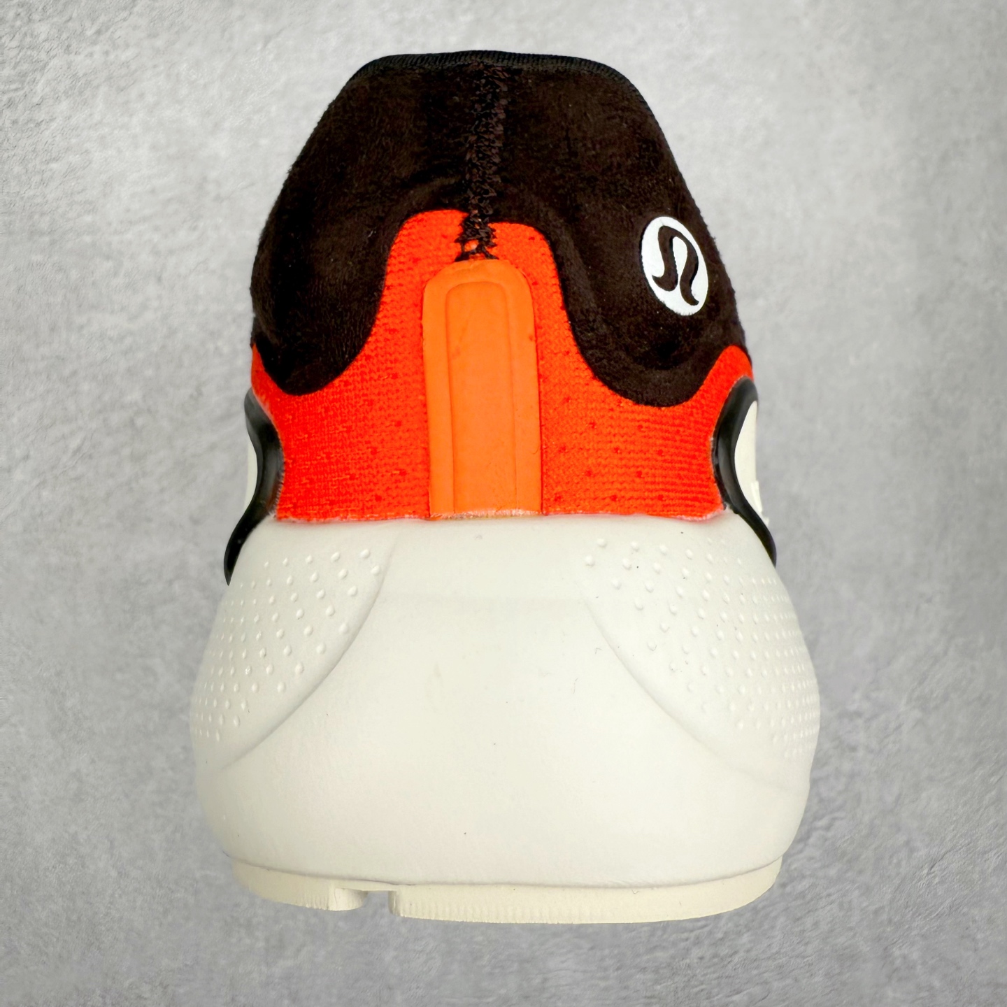 图片[8]-lululemon beyondfeel 露露乐檬舒适防滑耐磨低帮跑步鞋 Cityverse将运动性能融入经典休闲鞋中，中底提供出色缓震，并贴合足部曲线，带来全天候的舒适感。鞋面采用两种材质拼接，且前半部分采用热熔压胶处理，无任何缝线，保留了鞋身整体性。模制泡沫的鞋垫带来上乘的脚感，在平日休闲穿着时不会磨脚，也能提供轻质软弹的效果。25年来，lululemon一直秉持“感受为先”的设计理念，并相信更好的感受带来更好的表现。此次男鞋的设计亦是如此。投入多年研究，针对男性在不同运动场景中的脚步形态设计了不同鞋履款式。同时，还进行了生物力学与形态学研究，为“他”带来更好的贴合度和感受。尺码：36 36.5 37.5 38 38.5 39 40 40.5 41 42 42.5 43 44 45-选品中心