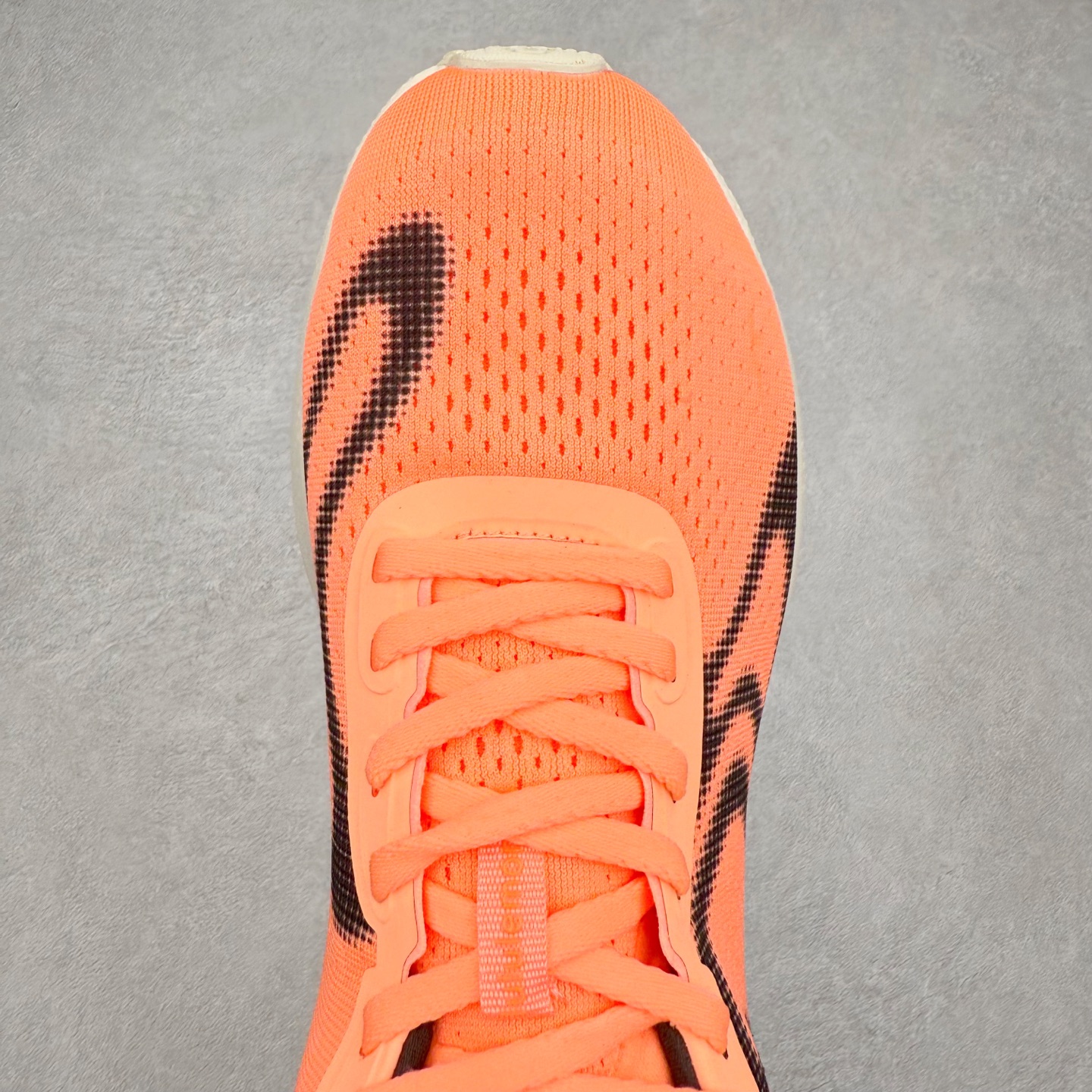 图片[4]-lululemon beyondfeel 露露乐檬舒适防滑耐磨低帮跑步鞋 Cityverse将运动性能融入经典休闲鞋中，中底提供出色缓震，并贴合足部曲线，带来全天候的舒适感。鞋面采用两种材质拼接，且前半部分采用热熔压胶处理，无任何缝线，保留了鞋身整体性。模制泡沫的鞋垫带来上乘的脚感，在平日休闲穿着时不会磨脚，也能提供轻质软弹的效果。25年来，lululemon一直秉持“感受为先”的设计理念，并相信更好的感受带来更好的表现。此次男鞋的设计亦是如此。投入多年研究，针对男性在不同运动场景中的脚步形态设计了不同鞋履款式。同时，还进行了生物力学与形态学研究，为“他”带来更好的贴合度和感受。尺码：36 36.5 37.5 38 38.5 39 40 40.5 41 42 42.5 43 44 45-选品中心