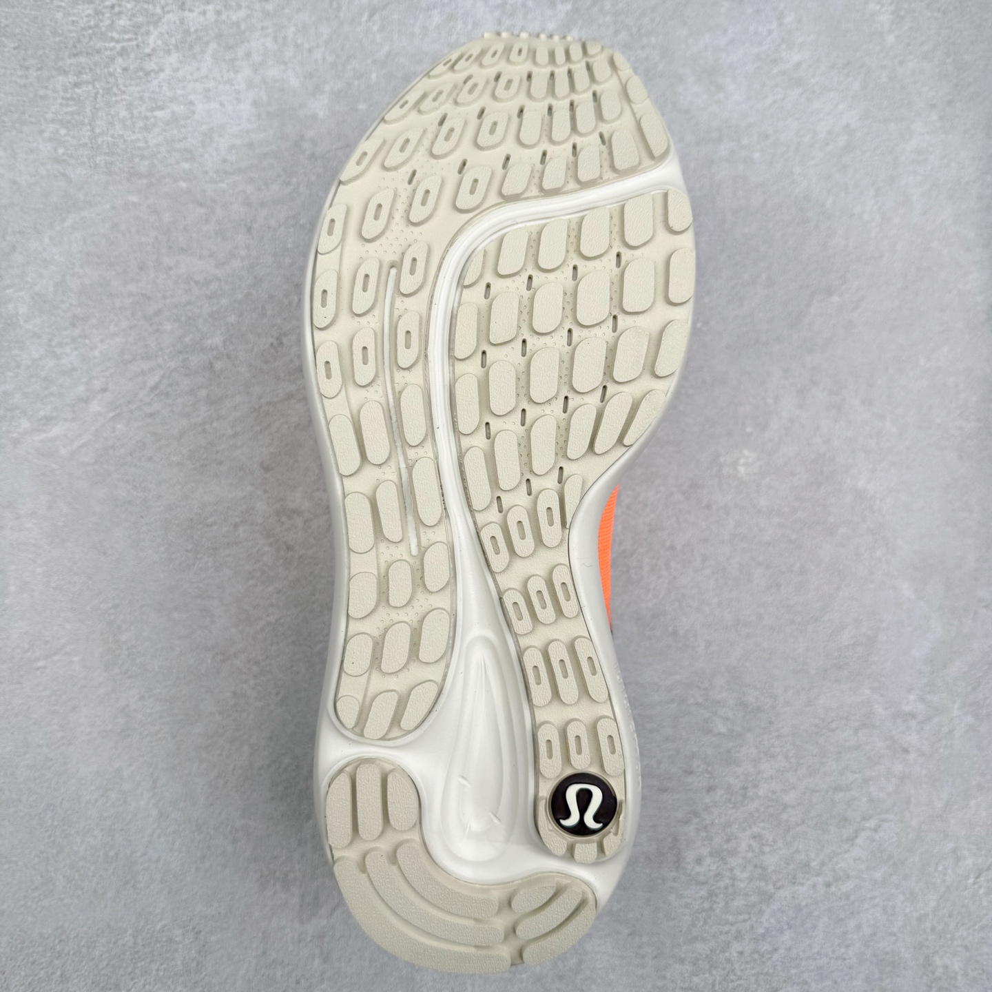 图片[9]-lululemon beyondfeel 露露乐檬舒适防滑耐磨低帮跑步鞋 Cityverse将运动性能融入经典休闲鞋中，中底提供出色缓震，并贴合足部曲线，带来全天候的舒适感。鞋面采用两种材质拼接，且前半部分采用热熔压胶处理，无任何缝线，保留了鞋身整体性。模制泡沫的鞋垫带来上乘的脚感，在平日休闲穿着时不会磨脚，也能提供轻质软弹的效果。25年来，lululemon一直秉持“感受为先”的设计理念，并相信更好的感受带来更好的表现。此次男鞋的设计亦是如此。投入多年研究，针对男性在不同运动场景中的脚步形态设计了不同鞋履款式。同时，还进行了生物力学与形态学研究，为“他”带来更好的贴合度和感受。尺码：36 36.5 37.5 38 38.5 39 40 40.5 41 42 42.5 43 44 45-选品中心