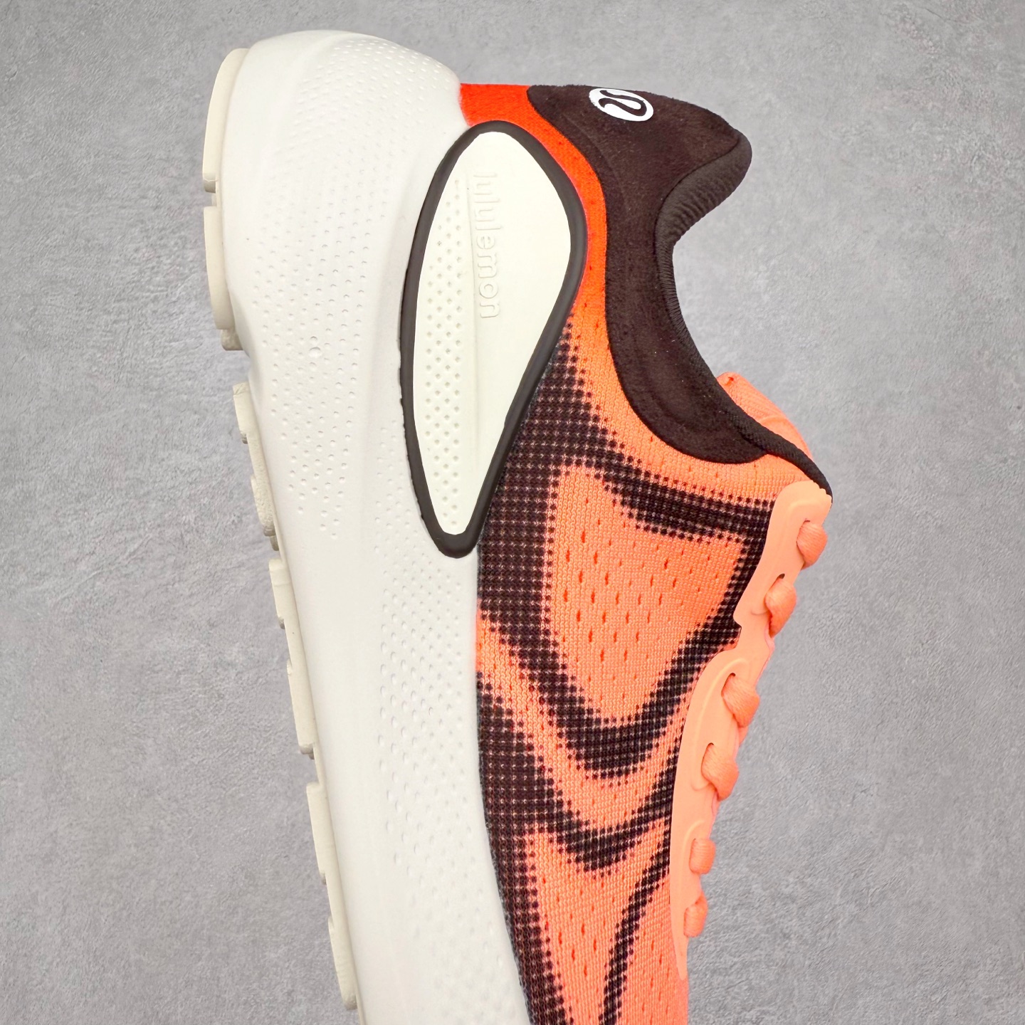 图片[6]-lululemon beyondfeel 露露乐檬舒适防滑耐磨低帮跑步鞋 Cityverse将运动性能融入经典休闲鞋中，中底提供出色缓震，并贴合足部曲线，带来全天候的舒适感。鞋面采用两种材质拼接，且前半部分采用热熔压胶处理，无任何缝线，保留了鞋身整体性。模制泡沫的鞋垫带来上乘的脚感，在平日休闲穿着时不会磨脚，也能提供轻质软弹的效果。25年来，lululemon一直秉持“感受为先”的设计理念，并相信更好的感受带来更好的表现。此次男鞋的设计亦是如此。投入多年研究，针对男性在不同运动场景中的脚步形态设计了不同鞋履款式。同时，还进行了生物力学与形态学研究，为“他”带来更好的贴合度和感受。尺码：36 36.5 37.5 38 38.5 39 40 40.5 41 42 42.5 43 44 45-选品中心