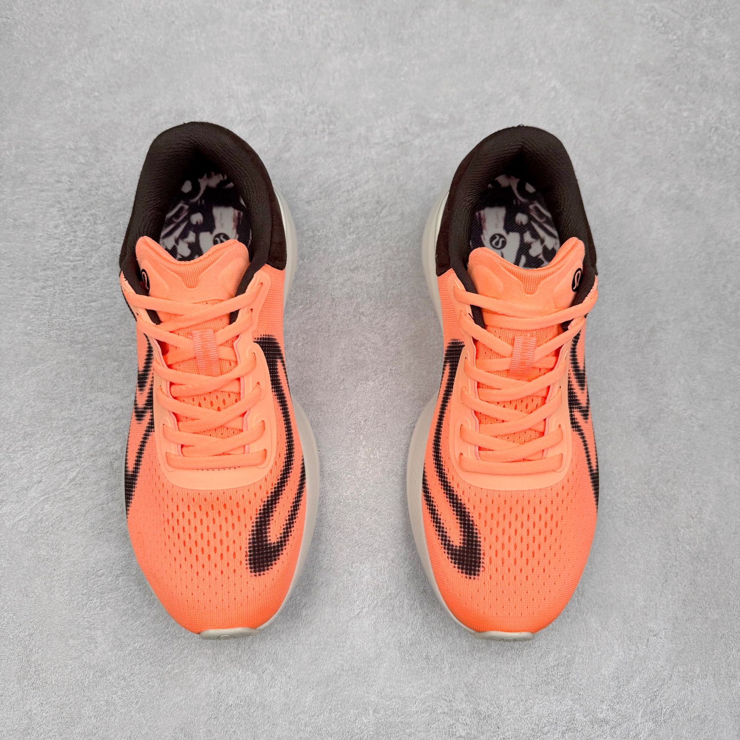 图片[2]-lululemon beyondfeel 露露乐檬舒适防滑耐磨低帮跑步鞋 Cityverse将运动性能融入经典休闲鞋中，中底提供出色缓震，并贴合足部曲线，带来全天候的舒适感。鞋面采用两种材质拼接，且前半部分采用热熔压胶处理，无任何缝线，保留了鞋身整体性。模制泡沫的鞋垫带来上乘的脚感，在平日休闲穿着时不会磨脚，也能提供轻质软弹的效果。25年来，lululemon一直秉持“感受为先”的设计理念，并相信更好的感受带来更好的表现。此次男鞋的设计亦是如此。投入多年研究，针对男性在不同运动场景中的脚步形态设计了不同鞋履款式。同时，还进行了生物力学与形态学研究，为“他”带来更好的贴合度和感受。尺码：36 36.5 37.5 38 38.5 39 40 40.5 41 42 42.5 43 44 45-选品中心