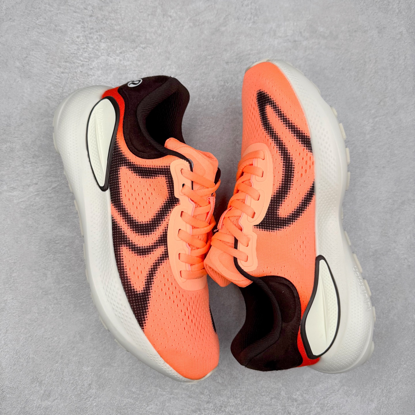 图片[3]-lululemon beyondfeel 露露乐檬舒适防滑耐磨低帮跑步鞋 Cityverse将运动性能融入经典休闲鞋中，中底提供出色缓震，并贴合足部曲线，带来全天候的舒适感。鞋面采用两种材质拼接，且前半部分采用热熔压胶处理，无任何缝线，保留了鞋身整体性。模制泡沫的鞋垫带来上乘的脚感，在平日休闲穿着时不会磨脚，也能提供轻质软弹的效果。25年来，lululemon一直秉持“感受为先”的设计理念，并相信更好的感受带来更好的表现。此次男鞋的设计亦是如此。投入多年研究，针对男性在不同运动场景中的脚步形态设计了不同鞋履款式。同时，还进行了生物力学与形态学研究，为“他”带来更好的贴合度和感受。尺码：36 36.5 37.5 38 38.5 39 40 40.5 41 42 42.5 43 44 45-选品中心