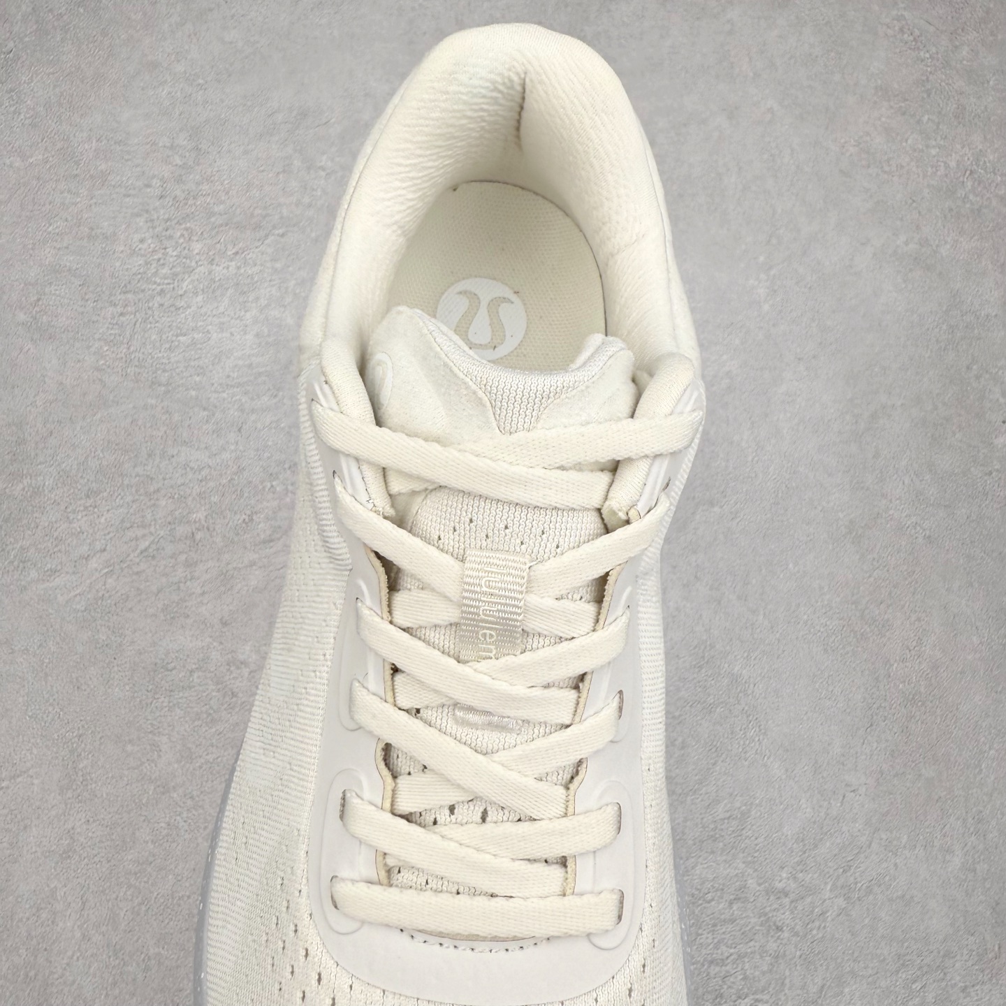 图片[5]-lululemon beyondfeel 露露乐檬舒适防滑耐磨低帮跑步鞋 Cityverse将运动性能融入经典休闲鞋中，中底提供出色缓震，并贴合足部曲线，带来全天候的舒适感。鞋面采用两种材质拼接，且前半部分采用热熔压胶处理，无任何缝线，保留了鞋身整体性。模制泡沫的鞋垫带来上乘的脚感，在平日休闲穿着时不会磨脚，也能提供轻质软弹的效果。25年来，lululemon一直秉持“感受为先”的设计理念，并相信更好的感受带来更好的表现。此次男鞋的设计亦是如此。投入多年研究，针对男性在不同运动场景中的脚步形态设计了不同鞋履款式。同时，还进行了生物力学与形态学研究，为“他”带来更好的贴合度和感受。尺码：36 36.5 37.5 38 38.5 39 40 40.5 41 42 42.5 43 44 45-选品中心