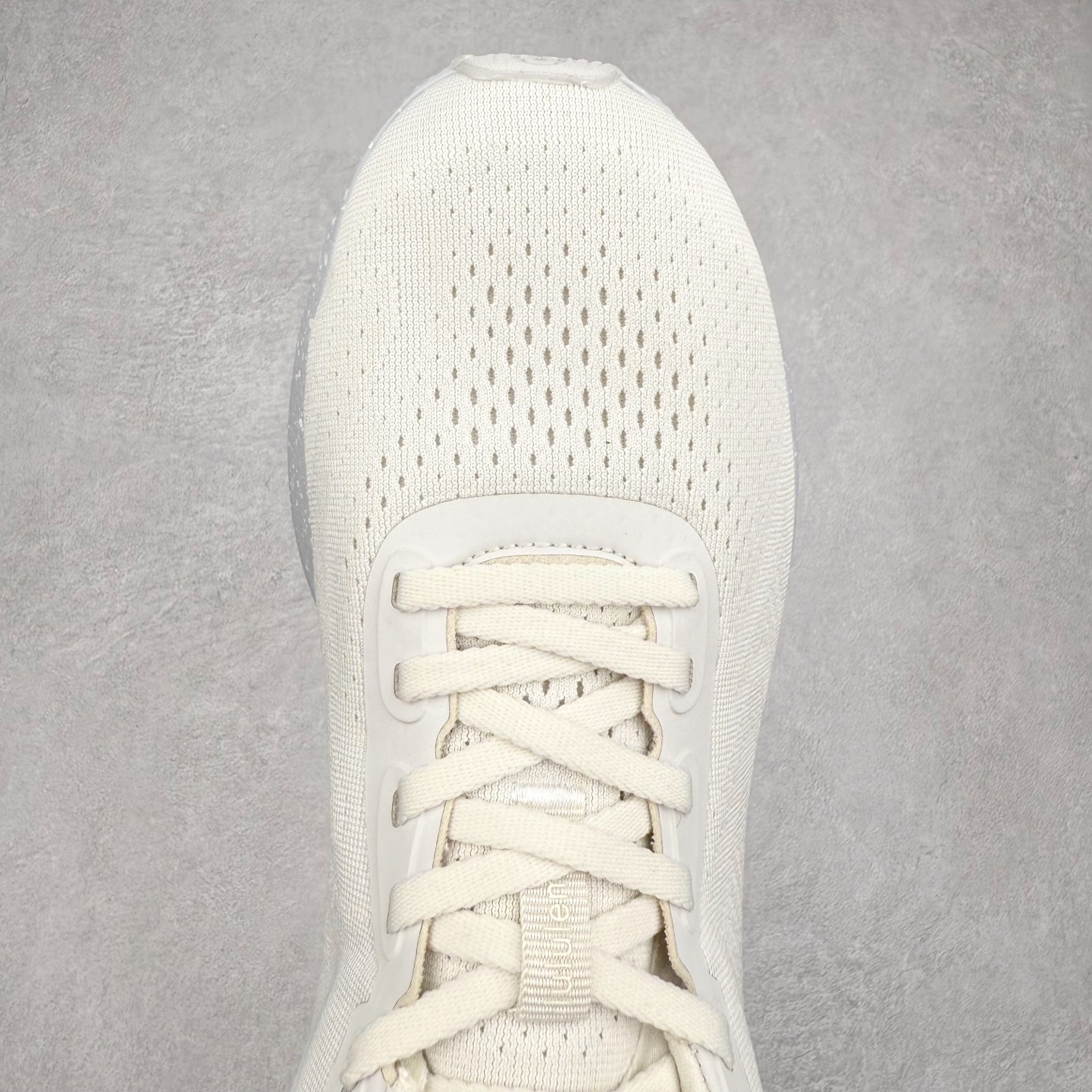 图片[4]-lululemon beyondfeel 露露乐檬舒适防滑耐磨低帮跑步鞋 Cityverse将运动性能融入经典休闲鞋中，中底提供出色缓震，并贴合足部曲线，带来全天候的舒适感。鞋面采用两种材质拼接，且前半部分采用热熔压胶处理，无任何缝线，保留了鞋身整体性。模制泡沫的鞋垫带来上乘的脚感，在平日休闲穿着时不会磨脚，也能提供轻质软弹的效果。25年来，lululemon一直秉持“感受为先”的设计理念，并相信更好的感受带来更好的表现。此次男鞋的设计亦是如此。投入多年研究，针对男性在不同运动场景中的脚步形态设计了不同鞋履款式。同时，还进行了生物力学与形态学研究，为“他”带来更好的贴合度和感受。尺码：36 36.5 37.5 38 38.5 39 40 40.5 41 42 42.5 43 44 45-选品中心