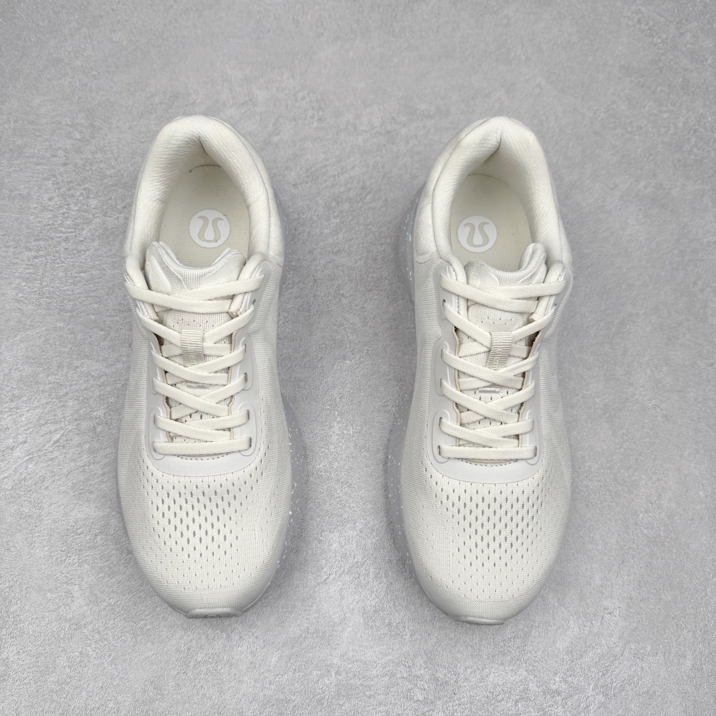 图片[2]-lululemon beyondfeel 露露乐檬舒适防滑耐磨低帮跑步鞋 Cityverse将运动性能融入经典休闲鞋中，中底提供出色缓震，并贴合足部曲线，带来全天候的舒适感。鞋面采用两种材质拼接，且前半部分采用热熔压胶处理，无任何缝线，保留了鞋身整体性。模制泡沫的鞋垫带来上乘的脚感，在平日休闲穿着时不会磨脚，也能提供轻质软弹的效果。25年来，lululemon一直秉持“感受为先”的设计理念，并相信更好的感受带来更好的表现。此次男鞋的设计亦是如此。投入多年研究，针对男性在不同运动场景中的脚步形态设计了不同鞋履款式。同时，还进行了生物力学与形态学研究，为“他”带来更好的贴合度和感受。尺码：36 36.5 37.5 38 38.5 39 40 40.5 41 42 42.5 43 44 45-选品中心