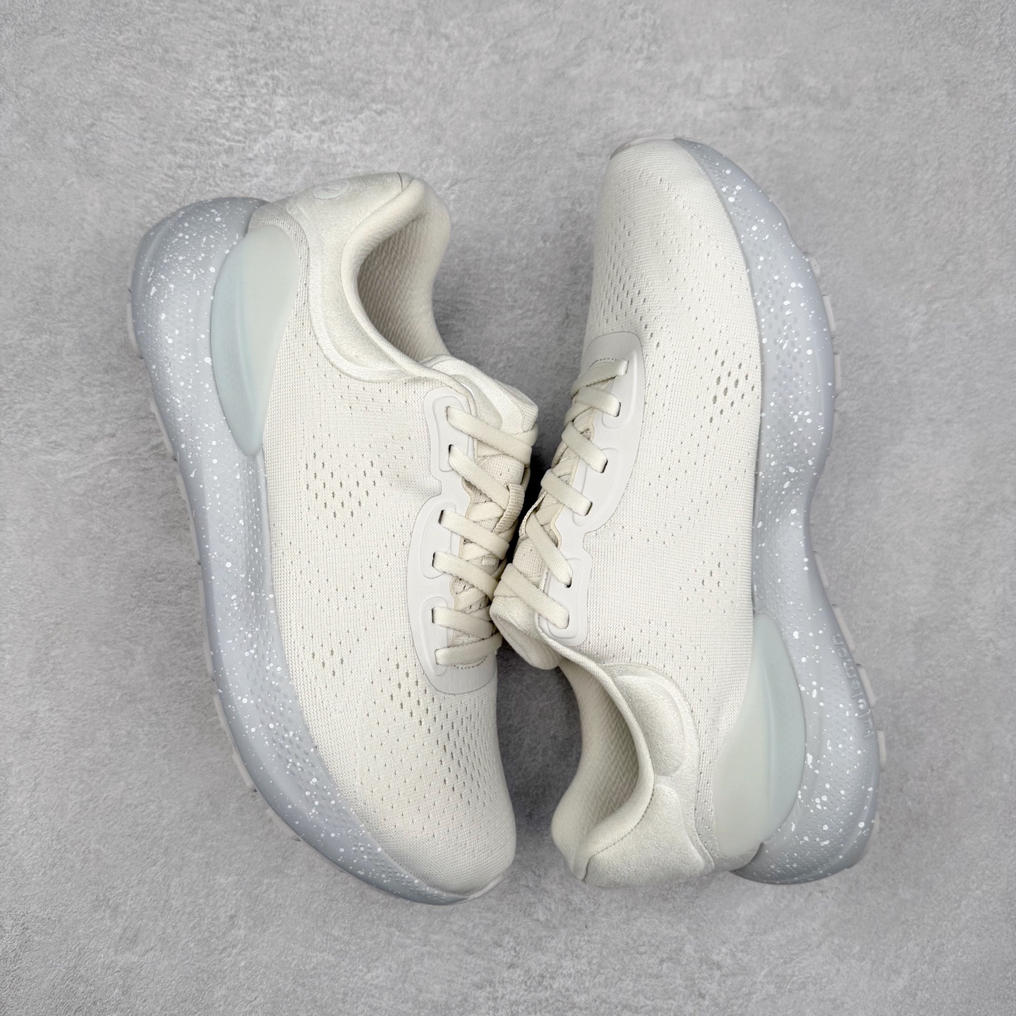 图片[3]-lululemon beyondfeel 露露乐檬舒适防滑耐磨低帮跑步鞋 Cityverse将运动性能融入经典休闲鞋中，中底提供出色缓震，并贴合足部曲线，带来全天候的舒适感。鞋面采用两种材质拼接，且前半部分采用热熔压胶处理，无任何缝线，保留了鞋身整体性。模制泡沫的鞋垫带来上乘的脚感，在平日休闲穿着时不会磨脚，也能提供轻质软弹的效果。25年来，lululemon一直秉持“感受为先”的设计理念，并相信更好的感受带来更好的表现。此次男鞋的设计亦是如此。投入多年研究，针对男性在不同运动场景中的脚步形态设计了不同鞋履款式。同时，还进行了生物力学与形态学研究，为“他”带来更好的贴合度和感受。尺码：36 36.5 37.5 38 38.5 39 40 40.5 41 42 42.5 43 44 45-选品中心