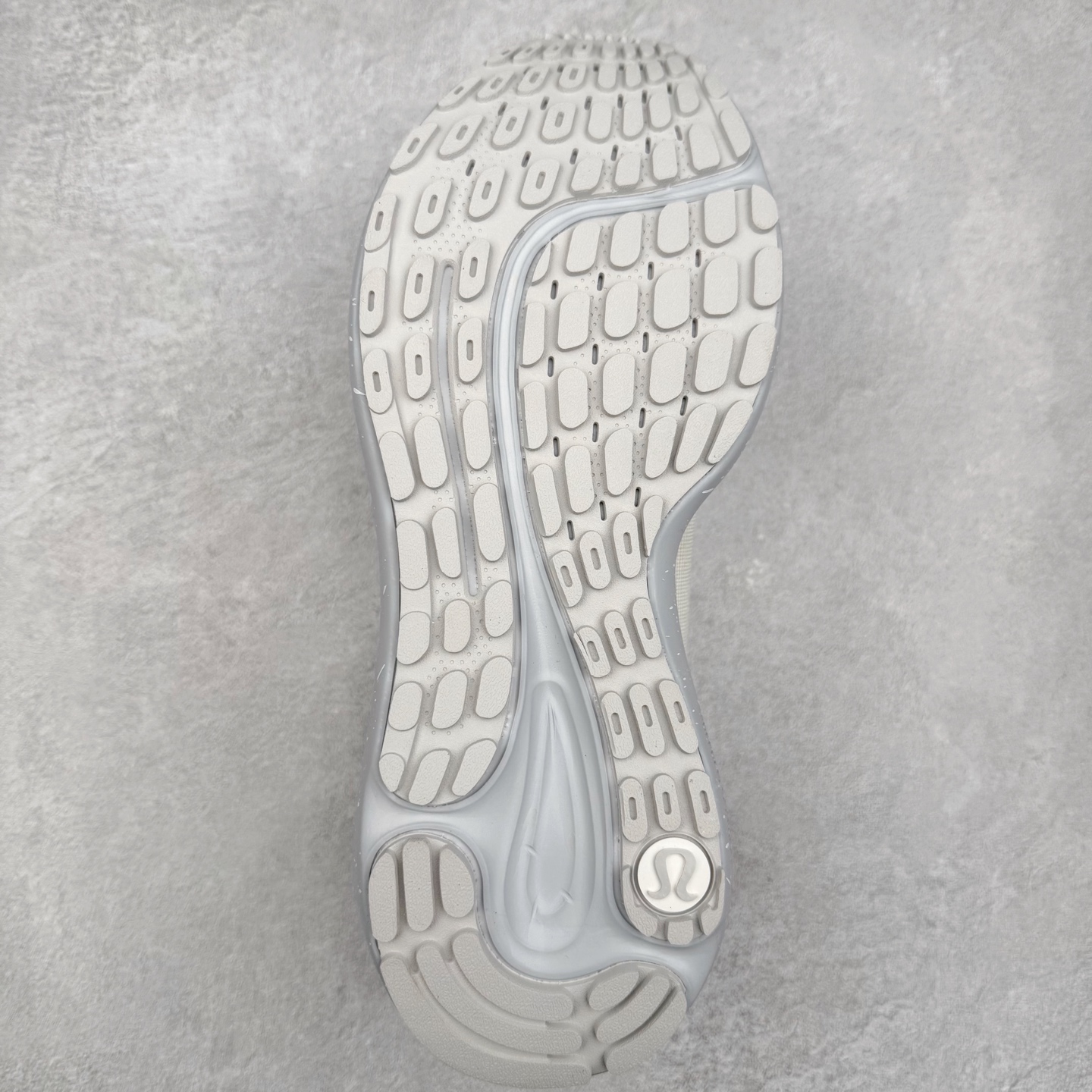 图片[9]-lululemon beyondfeel 露露乐檬舒适防滑耐磨低帮跑步鞋 Cityverse将运动性能融入经典休闲鞋中，中底提供出色缓震，并贴合足部曲线，带来全天候的舒适感。鞋面采用两种材质拼接，且前半部分采用热熔压胶处理，无任何缝线，保留了鞋身整体性。模制泡沫的鞋垫带来上乘的脚感，在平日休闲穿着时不会磨脚，也能提供轻质软弹的效果。25年来，lululemon一直秉持“感受为先”的设计理念，并相信更好的感受带来更好的表现。此次男鞋的设计亦是如此。投入多年研究，针对男性在不同运动场景中的脚步形态设计了不同鞋履款式。同时，还进行了生物力学与形态学研究，为“他”带来更好的贴合度和感受。尺码：36 36.5 37.5 38 38.5 39 40 40.5 41 42 42.5 43 44 45-选品中心