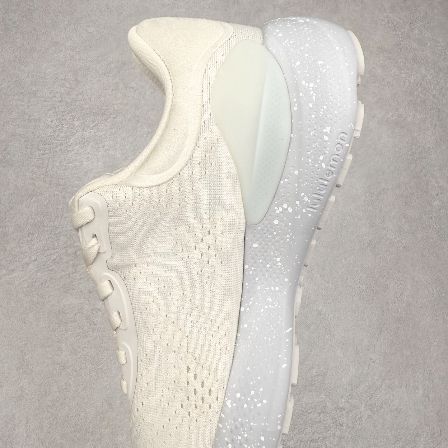 图片[7]-lululemon beyondfeel 露露乐檬舒适防滑耐磨低帮跑步鞋 Cityverse将运动性能融入经典休闲鞋中，中底提供出色缓震，并贴合足部曲线，带来全天候的舒适感。鞋面采用两种材质拼接，且前半部分采用热熔压胶处理，无任何缝线，保留了鞋身整体性。模制泡沫的鞋垫带来上乘的脚感，在平日休闲穿着时不会磨脚，也能提供轻质软弹的效果。25年来，lululemon一直秉持“感受为先”的设计理念，并相信更好的感受带来更好的表现。此次男鞋的设计亦是如此。投入多年研究，针对男性在不同运动场景中的脚步形态设计了不同鞋履款式。同时，还进行了生物力学与形态学研究，为“他”带来更好的贴合度和感受。尺码：36 36.5 37.5 38 38.5 39 40 40.5 41 42 42.5 43 44 45-选品中心