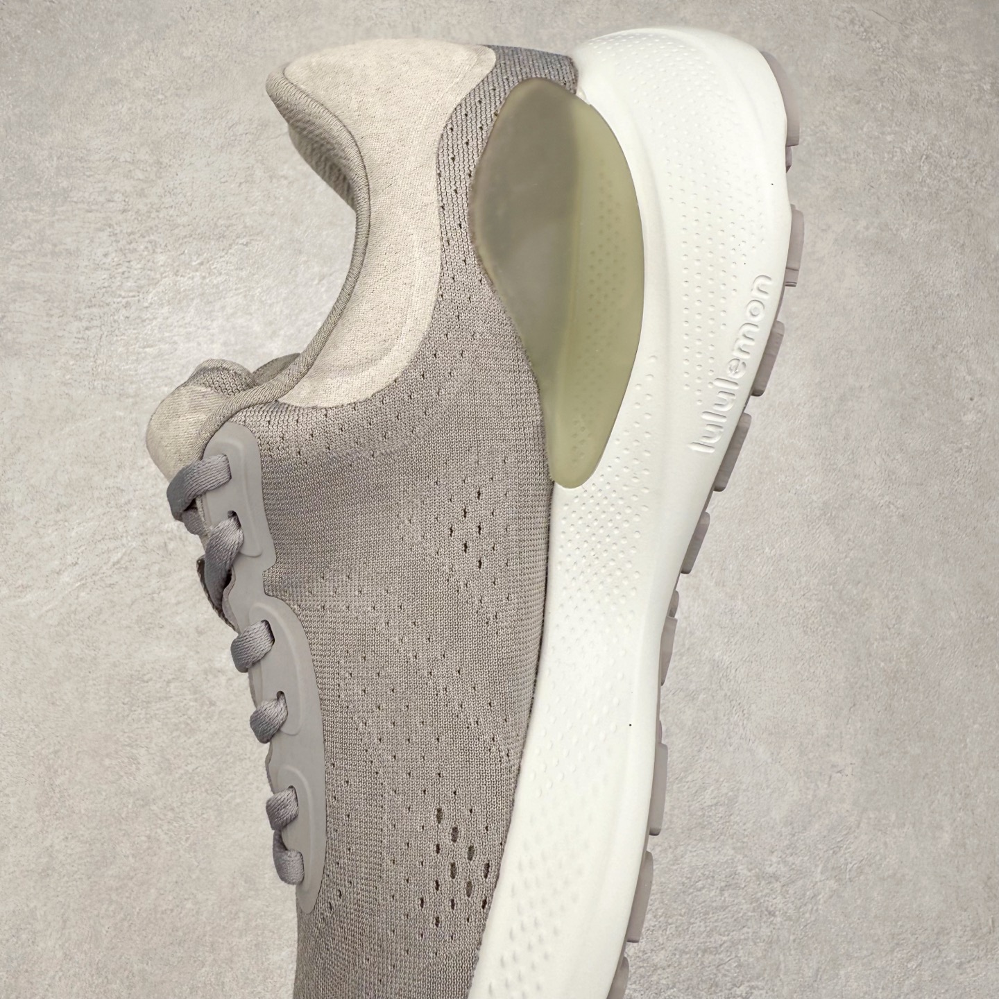 图片[7]-lululemon beyondfeel 露露乐檬舒适防滑耐磨低帮跑步鞋 Cityverse将运动性能融入经典休闲鞋中，中底提供出色缓震，并贴合足部曲线，带来全天候的舒适感。鞋面采用两种材质拼接，且前半部分采用热熔压胶处理，无任何缝线，保留了鞋身整体性。模制泡沫的鞋垫带来上乘的脚感，在平日休闲穿着时不会磨脚，也能提供轻质软弹的效果。25年来，lululemon一直秉持“感受为先”的设计理念，并相信更好的感受带来更好的表现。此次男鞋的设计亦是如此。投入多年研究，针对男性在不同运动场景中的脚步形态设计了不同鞋履款式。同时，还进行了生物力学与形态学研究，为“他”带来更好的贴合度和感受。尺码：36 36.5 37.5 38 38.5 39 40 40.5 41 42 42.5 43 44 45-选品中心