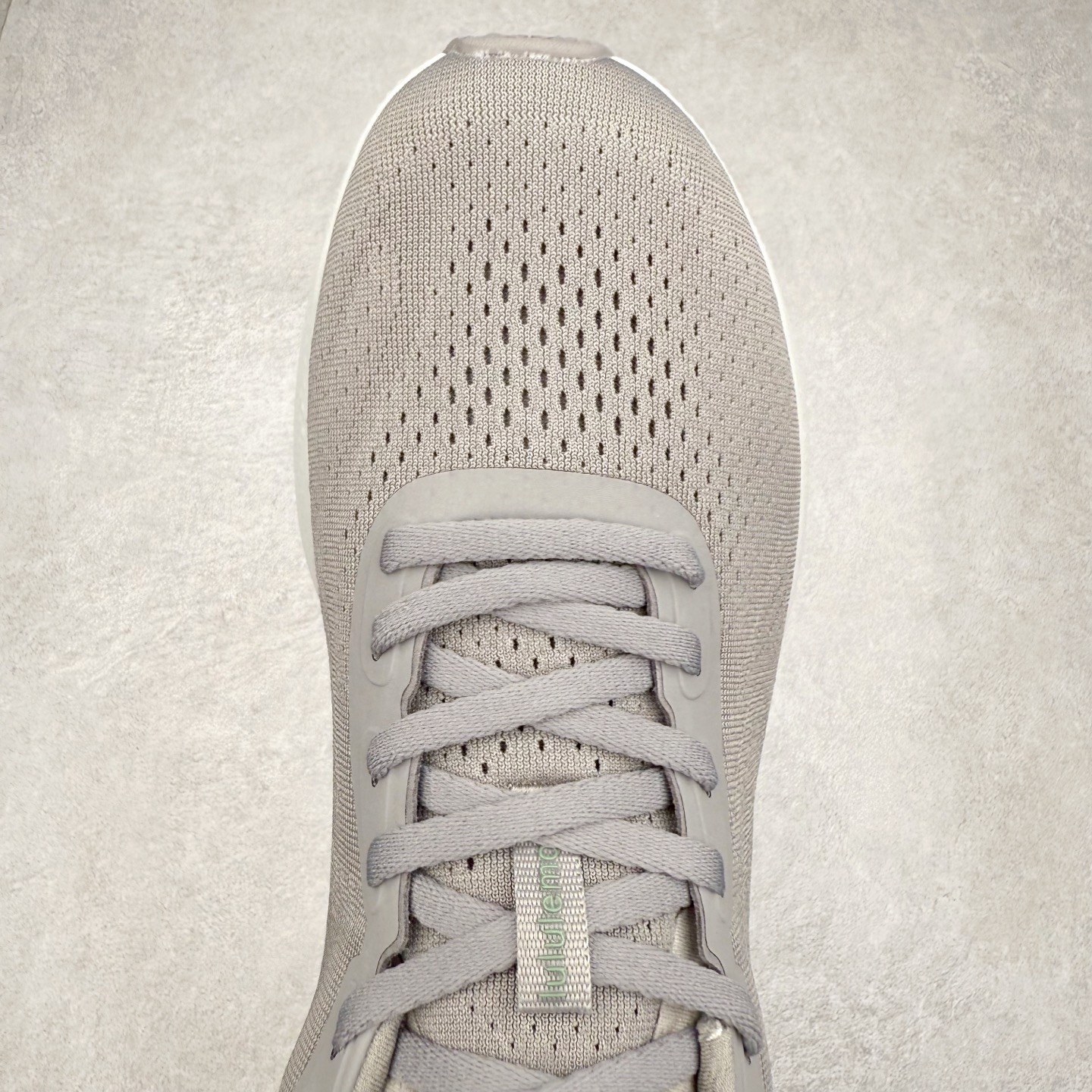 图片[4]-lululemon beyondfeel 露露乐檬舒适防滑耐磨低帮跑步鞋 Cityverse将运动性能融入经典休闲鞋中，中底提供出色缓震，并贴合足部曲线，带来全天候的舒适感。鞋面采用两种材质拼接，且前半部分采用热熔压胶处理，无任何缝线，保留了鞋身整体性。模制泡沫的鞋垫带来上乘的脚感，在平日休闲穿着时不会磨脚，也能提供轻质软弹的效果。25年来，lululemon一直秉持“感受为先”的设计理念，并相信更好的感受带来更好的表现。此次男鞋的设计亦是如此。投入多年研究，针对男性在不同运动场景中的脚步形态设计了不同鞋履款式。同时，还进行了生物力学与形态学研究，为“他”带来更好的贴合度和感受。尺码：36 36.5 37.5 38 38.5 39 40 40.5 41 42 42.5 43 44 45-选品中心