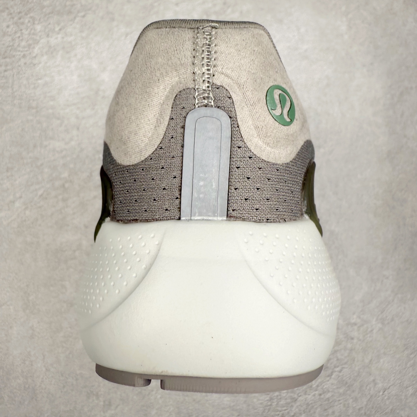 图片[8]-lululemon beyondfeel 露露乐檬舒适防滑耐磨低帮跑步鞋 Cityverse将运动性能融入经典休闲鞋中，中底提供出色缓震，并贴合足部曲线，带来全天候的舒适感。鞋面采用两种材质拼接，且前半部分采用热熔压胶处理，无任何缝线，保留了鞋身整体性。模制泡沫的鞋垫带来上乘的脚感，在平日休闲穿着时不会磨脚，也能提供轻质软弹的效果。25年来，lululemon一直秉持“感受为先”的设计理念，并相信更好的感受带来更好的表现。此次男鞋的设计亦是如此。投入多年研究，针对男性在不同运动场景中的脚步形态设计了不同鞋履款式。同时，还进行了生物力学与形态学研究，为“他”带来更好的贴合度和感受。尺码：36 36.5 37.5 38 38.5 39 40 40.5 41 42 42.5 43 44 45-选品中心