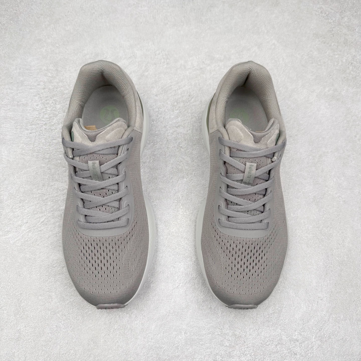 图片[2]-lululemon beyondfeel 露露乐檬舒适防滑耐磨低帮跑步鞋 Cityverse将运动性能融入经典休闲鞋中，中底提供出色缓震，并贴合足部曲线，带来全天候的舒适感。鞋面采用两种材质拼接，且前半部分采用热熔压胶处理，无任何缝线，保留了鞋身整体性。模制泡沫的鞋垫带来上乘的脚感，在平日休闲穿着时不会磨脚，也能提供轻质软弹的效果。25年来，lululemon一直秉持“感受为先”的设计理念，并相信更好的感受带来更好的表现。此次男鞋的设计亦是如此。投入多年研究，针对男性在不同运动场景中的脚步形态设计了不同鞋履款式。同时，还进行了生物力学与形态学研究，为“他”带来更好的贴合度和感受。尺码：36 36.5 37.5 38 38.5 39 40 40.5 41 42 42.5 43 44 45-选品中心