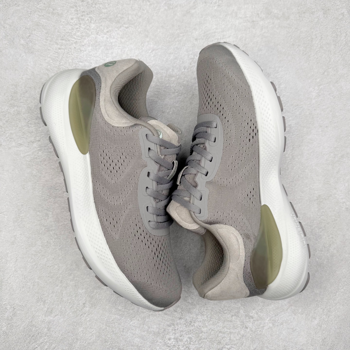 图片[3]-lululemon beyondfeel 露露乐檬舒适防滑耐磨低帮跑步鞋 Cityverse将运动性能融入经典休闲鞋中，中底提供出色缓震，并贴合足部曲线，带来全天候的舒适感。鞋面采用两种材质拼接，且前半部分采用热熔压胶处理，无任何缝线，保留了鞋身整体性。模制泡沫的鞋垫带来上乘的脚感，在平日休闲穿着时不会磨脚，也能提供轻质软弹的效果。25年来，lululemon一直秉持“感受为先”的设计理念，并相信更好的感受带来更好的表现。此次男鞋的设计亦是如此。投入多年研究，针对男性在不同运动场景中的脚步形态设计了不同鞋履款式。同时，还进行了生物力学与形态学研究，为“他”带来更好的贴合度和感受。尺码：36 36.5 37.5 38 38.5 39 40 40.5 41 42 42.5 43 44 45-选品中心