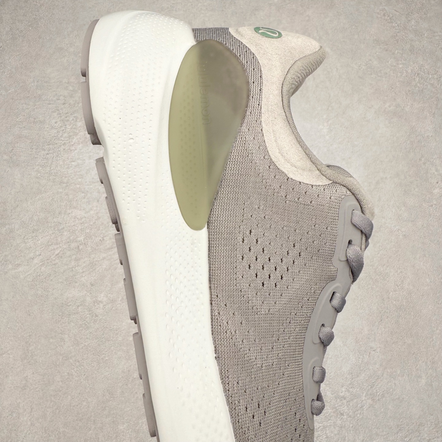 图片[6]-lululemon beyondfeel 露露乐檬舒适防滑耐磨低帮跑步鞋 Cityverse将运动性能融入经典休闲鞋中，中底提供出色缓震，并贴合足部曲线，带来全天候的舒适感。鞋面采用两种材质拼接，且前半部分采用热熔压胶处理，无任何缝线，保留了鞋身整体性。模制泡沫的鞋垫带来上乘的脚感，在平日休闲穿着时不会磨脚，也能提供轻质软弹的效果。25年来，lululemon一直秉持“感受为先”的设计理念，并相信更好的感受带来更好的表现。此次男鞋的设计亦是如此。投入多年研究，针对男性在不同运动场景中的脚步形态设计了不同鞋履款式。同时，还进行了生物力学与形态学研究，为“他”带来更好的贴合度和感受。尺码：36 36.5 37.5 38 38.5 39 40 40.5 41 42 42.5 43 44 45-选品中心