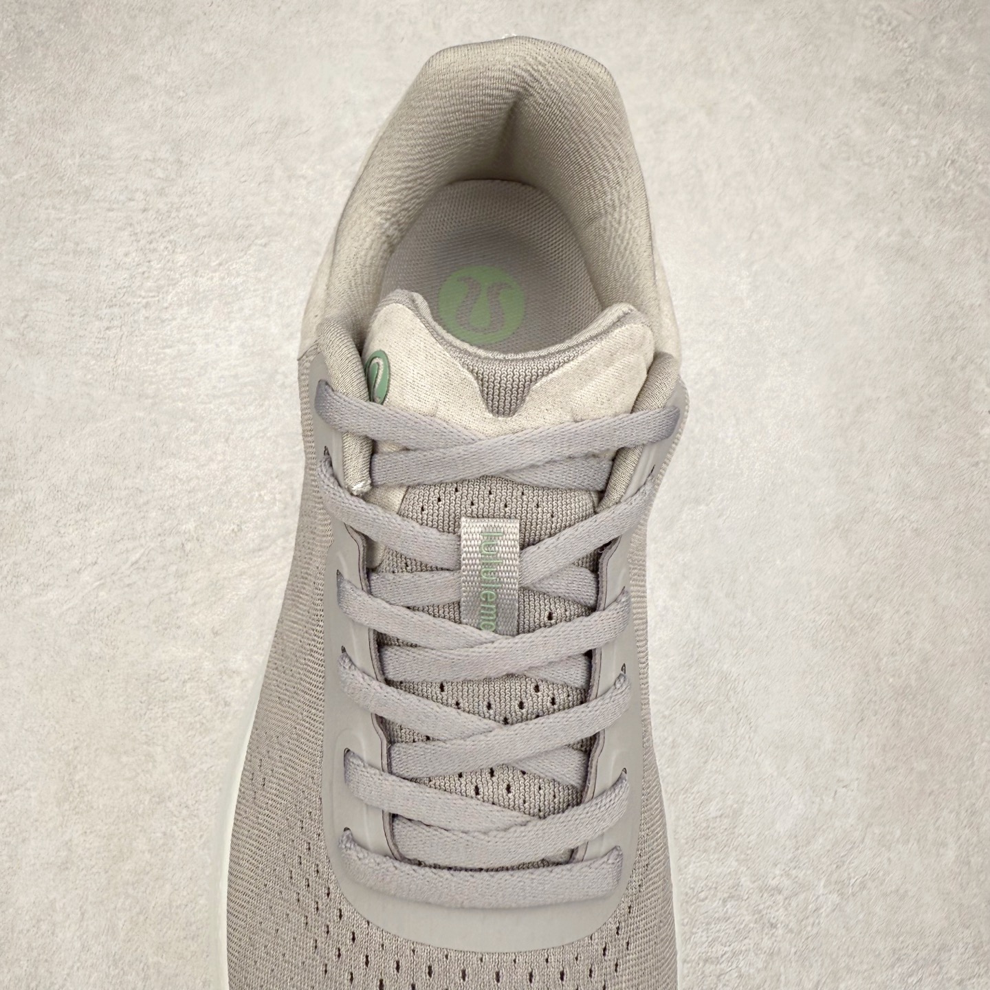 图片[5]-lululemon beyondfeel 露露乐檬舒适防滑耐磨低帮跑步鞋 Cityverse将运动性能融入经典休闲鞋中，中底提供出色缓震，并贴合足部曲线，带来全天候的舒适感。鞋面采用两种材质拼接，且前半部分采用热熔压胶处理，无任何缝线，保留了鞋身整体性。模制泡沫的鞋垫带来上乘的脚感，在平日休闲穿着时不会磨脚，也能提供轻质软弹的效果。25年来，lululemon一直秉持“感受为先”的设计理念，并相信更好的感受带来更好的表现。此次男鞋的设计亦是如此。投入多年研究，针对男性在不同运动场景中的脚步形态设计了不同鞋履款式。同时，还进行了生物力学与形态学研究，为“他”带来更好的贴合度和感受。尺码：36 36.5 37.5 38 38.5 39 40 40.5 41 42 42.5 43 44 45-选品中心