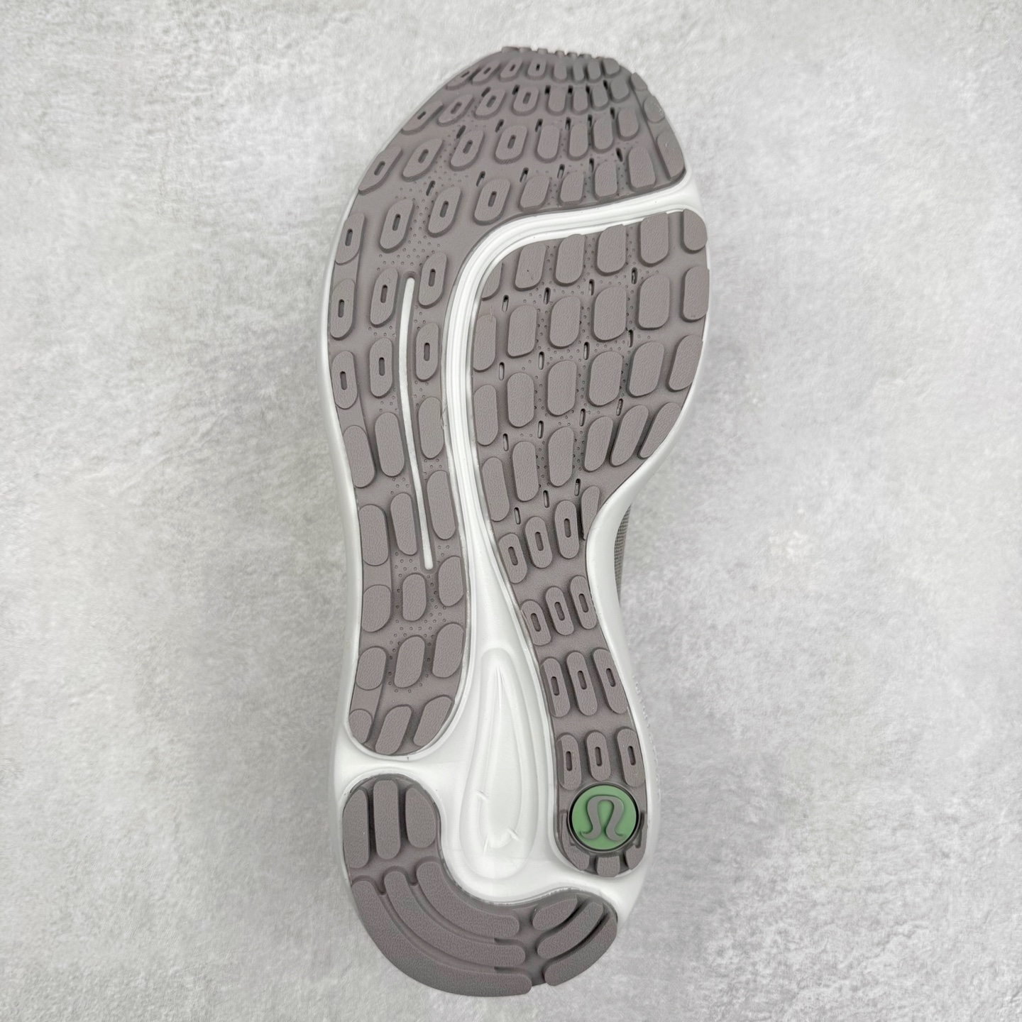 图片[9]-lululemon beyondfeel 露露乐檬舒适防滑耐磨低帮跑步鞋 Cityverse将运动性能融入经典休闲鞋中，中底提供出色缓震，并贴合足部曲线，带来全天候的舒适感。鞋面采用两种材质拼接，且前半部分采用热熔压胶处理，无任何缝线，保留了鞋身整体性。模制泡沫的鞋垫带来上乘的脚感，在平日休闲穿着时不会磨脚，也能提供轻质软弹的效果。25年来，lululemon一直秉持“感受为先”的设计理念，并相信更好的感受带来更好的表现。此次男鞋的设计亦是如此。投入多年研究，针对男性在不同运动场景中的脚步形态设计了不同鞋履款式。同时，还进行了生物力学与形态学研究，为“他”带来更好的贴合度和感受。尺码：36 36.5 37.5 38 38.5 39 40 40.5 41 42 42.5 43 44 45-选品中心