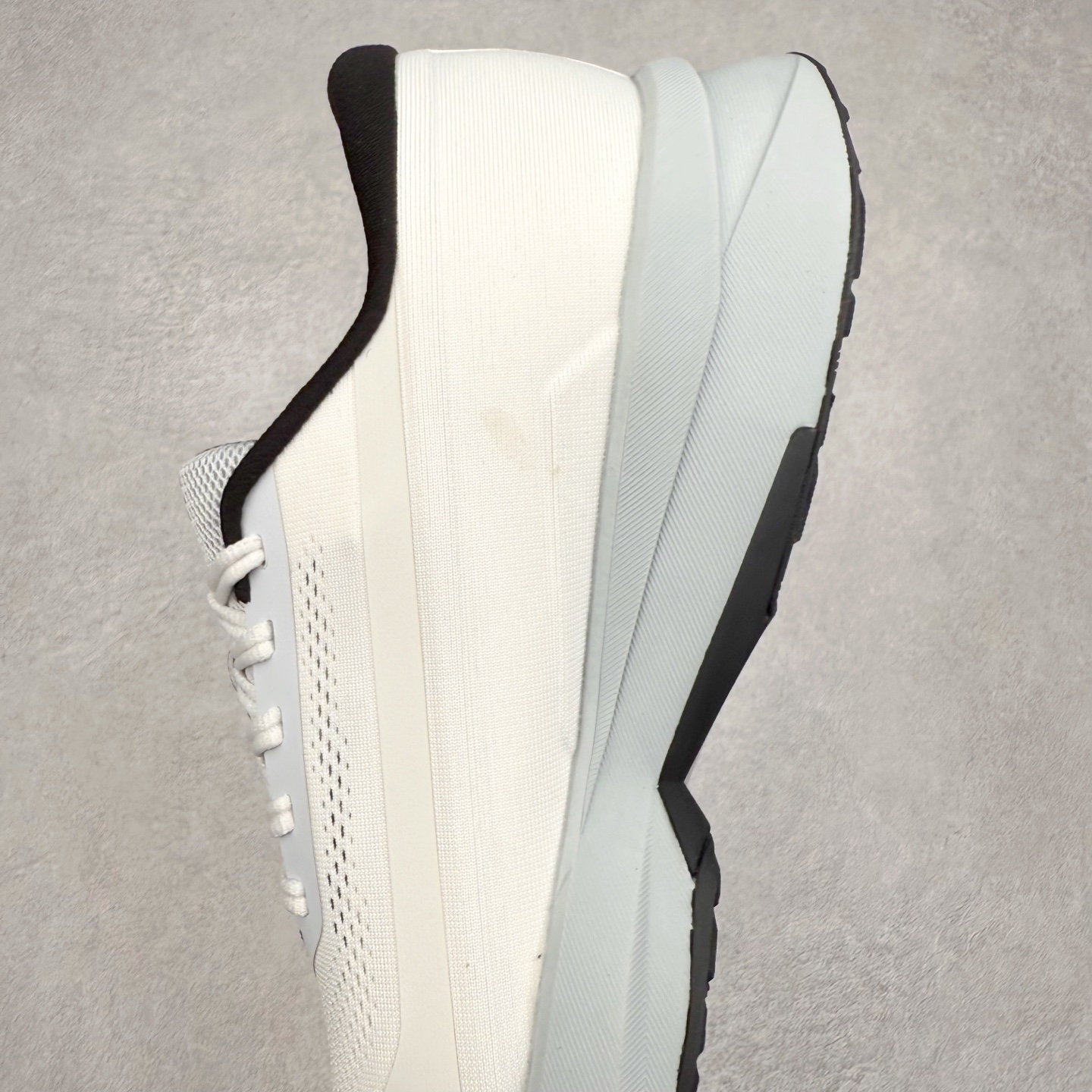 图片[7]-DESCENTE DFLUID2.0 迪桑特时尚舒适百搭减震透气支撑 低帮跑步鞋 DESCENTE（迪桑特）创立于1935年，品牌名取自法语词汇，意为“滑降”。品牌箭头标识代表滑雪的三种技术“高速直线滑行”、“穿越”和“侧滑”，也寓意品牌在打造高端专业运动产品中不断追求完美的创新精神，致力于成为中国高端专业滑雪、综训、女子、铁人三项、高尔夫的第一品牌。实拍调校N版已经零色差零失真 百分百还原实物色彩所见即所得 不存在货不对板色差等低级问题 选购参考实物拍摄 不混卖不参货 只用心做好货严格选品 承诺混一赔十 尺码：36 36.5 37.5 38 38.5 39 40 40.5 41 42 42.5 43 44 44.5 45-选品中心