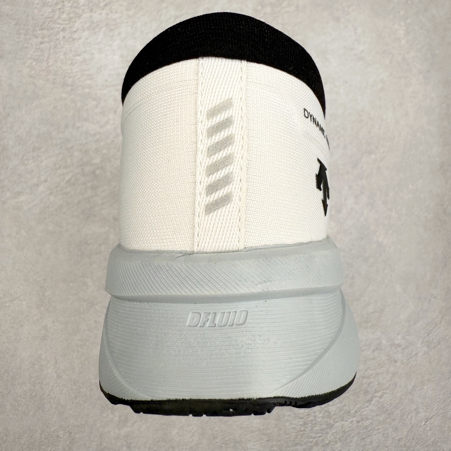 图片[8]-DESCENTE DFLUID2.0 迪桑特时尚舒适百搭减震透气支撑 低帮跑步鞋 DESCENTE（迪桑特）创立于1935年，品牌名取自法语词汇，意为“滑降”。品牌箭头标识代表滑雪的三种技术“高速直线滑行”、“穿越”和“侧滑”，也寓意品牌在打造高端专业运动产品中不断追求完美的创新精神，致力于成为中国高端专业滑雪、综训、女子、铁人三项、高尔夫的第一品牌。实拍调校N版已经零色差零失真 百分百还原实物色彩所见即所得 不存在货不对板色差等低级问题 选购参考实物拍摄 不混卖不参货 只用心做好货严格选品 承诺混一赔十 尺码：36 36.5 37.5 38 38.5 39 40 40.5 41 42 42.5 43 44 44.5 45-选品中心