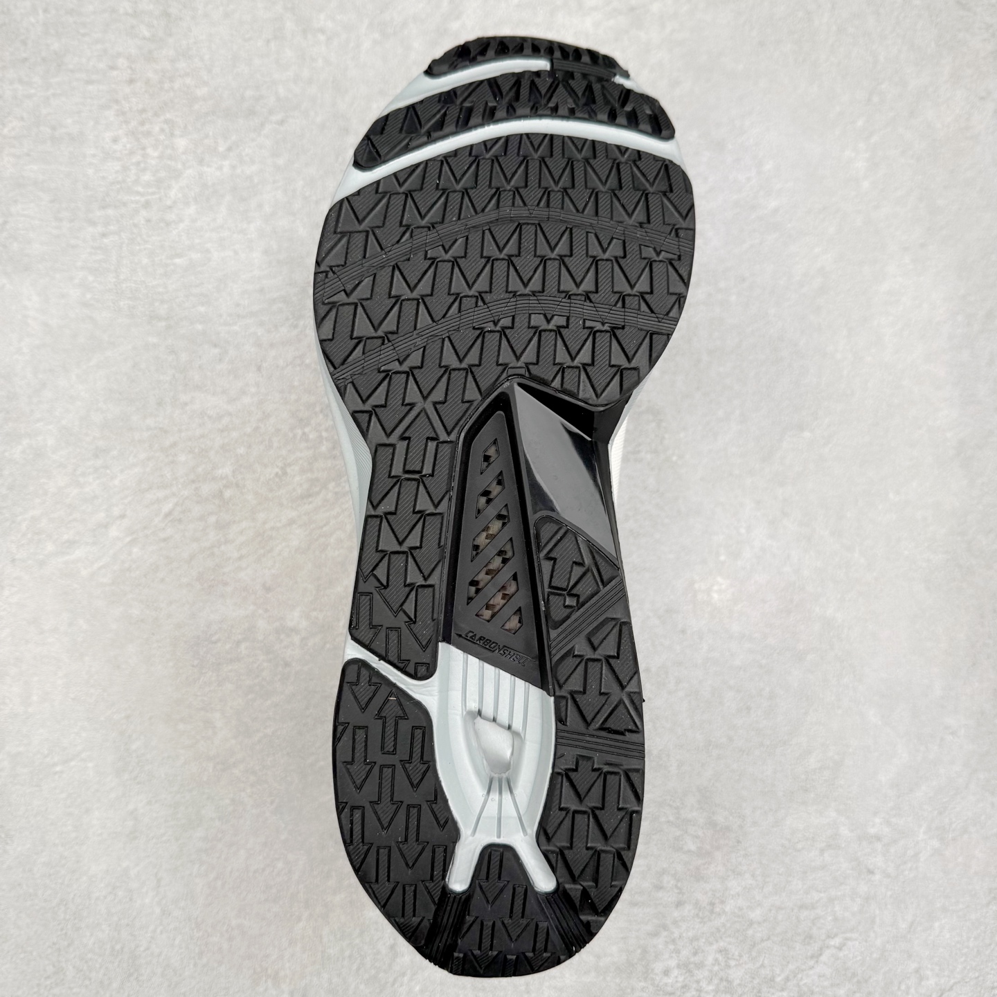 图片[9]-DESCENTE DFLUID2.0 迪桑特时尚舒适百搭减震透气支撑 低帮跑步鞋 DESCENTE（迪桑特）创立于1935年，品牌名取自法语词汇，意为“滑降”。品牌箭头标识代表滑雪的三种技术“高速直线滑行”、“穿越”和“侧滑”，也寓意品牌在打造高端专业运动产品中不断追求完美的创新精神，致力于成为中国高端专业滑雪、综训、女子、铁人三项、高尔夫的第一品牌。实拍调校N版已经零色差零失真 百分百还原实物色彩所见即所得 不存在货不对板色差等低级问题 选购参考实物拍摄 不混卖不参货 只用心做好货严格选品 承诺混一赔十 尺码：36 36.5 37.5 38 38.5 39 40 40.5 41 42 42.5 43 44 44.5 45-选品中心