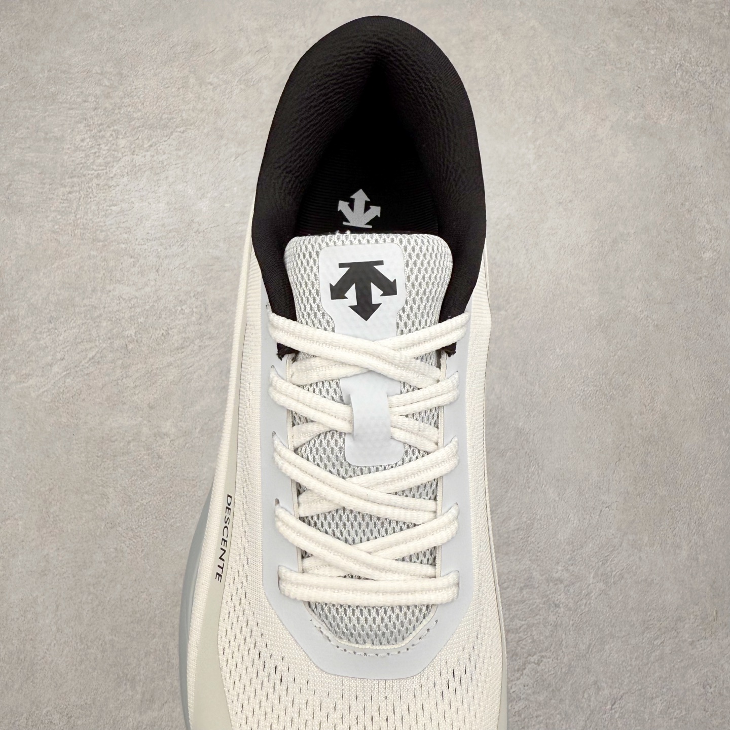 图片[5]-DESCENTE DFLUID2.0 迪桑特时尚舒适百搭减震透气支撑 低帮跑步鞋 DESCENTE（迪桑特）创立于1935年，品牌名取自法语词汇，意为“滑降”。品牌箭头标识代表滑雪的三种技术“高速直线滑行”、“穿越”和“侧滑”，也寓意品牌在打造高端专业运动产品中不断追求完美的创新精神，致力于成为中国高端专业滑雪、综训、女子、铁人三项、高尔夫的第一品牌。实拍调校N版已经零色差零失真 百分百还原实物色彩所见即所得 不存在货不对板色差等低级问题 选购参考实物拍摄 不混卖不参货 只用心做好货严格选品 承诺混一赔十 尺码：36 36.5 37.5 38 38.5 39 40 40.5 41 42 42.5 43 44 44.5 45-选品中心