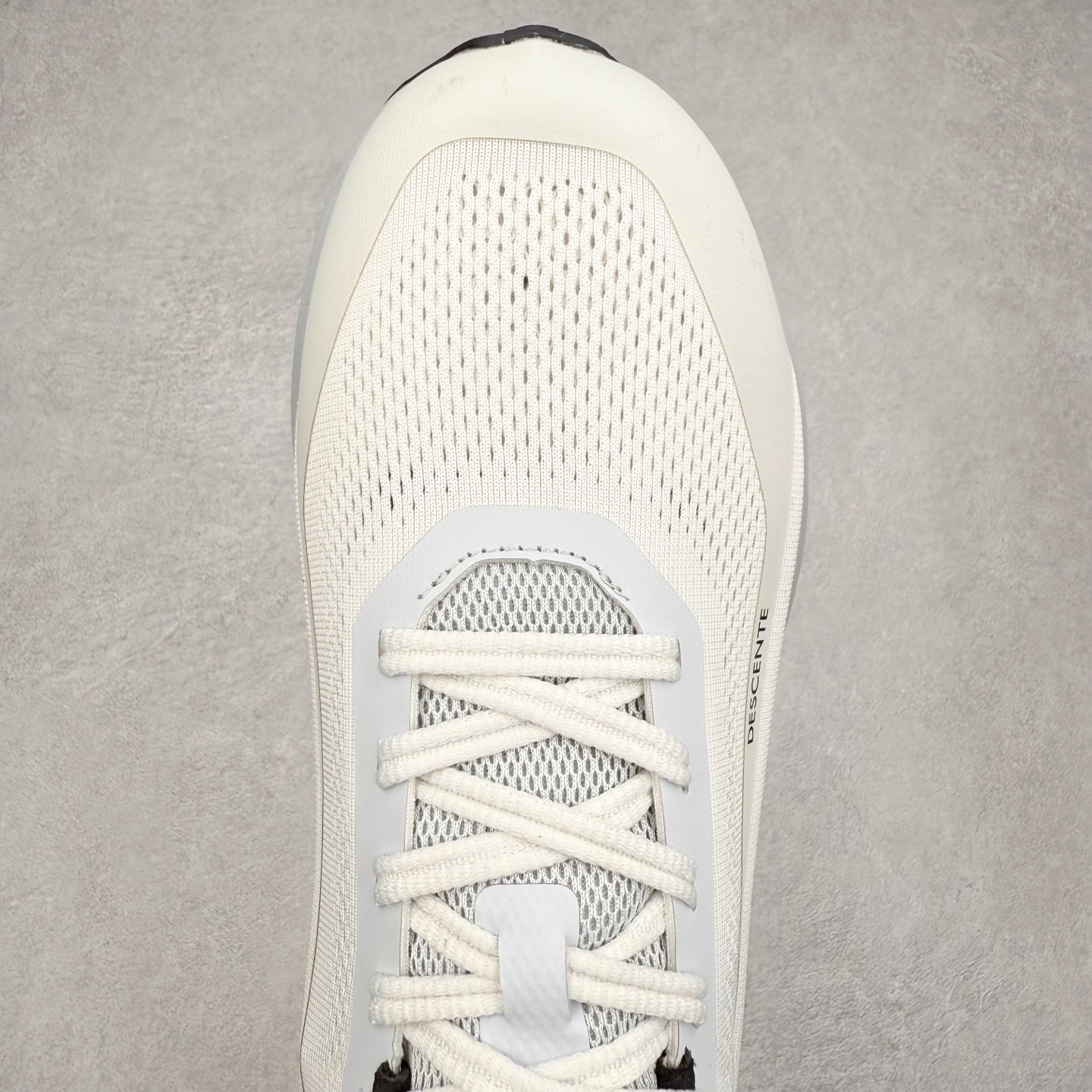 图片[4]-DESCENTE DFLUID2.0 迪桑特时尚舒适百搭减震透气支撑 低帮跑步鞋 DESCENTE（迪桑特）创立于1935年，品牌名取自法语词汇，意为“滑降”。品牌箭头标识代表滑雪的三种技术“高速直线滑行”、“穿越”和“侧滑”，也寓意品牌在打造高端专业运动产品中不断追求完美的创新精神，致力于成为中国高端专业滑雪、综训、女子、铁人三项、高尔夫的第一品牌。实拍调校N版已经零色差零失真 百分百还原实物色彩所见即所得 不存在货不对板色差等低级问题 选购参考实物拍摄 不混卖不参货 只用心做好货严格选品 承诺混一赔十 尺码：36 36.5 37.5 38 38.5 39 40 40.5 41 42 42.5 43 44 44.5 45-选品中心