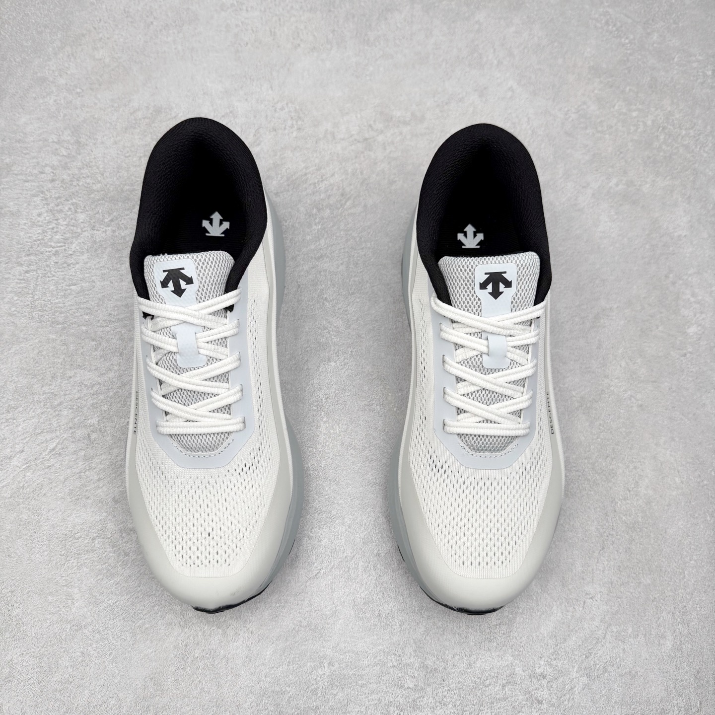 图片[2]-DESCENTE DFLUID2.0 迪桑特时尚舒适百搭减震透气支撑 低帮跑步鞋 DESCENTE（迪桑特）创立于1935年，品牌名取自法语词汇，意为“滑降”。品牌箭头标识代表滑雪的三种技术“高速直线滑行”、“穿越”和“侧滑”，也寓意品牌在打造高端专业运动产品中不断追求完美的创新精神，致力于成为中国高端专业滑雪、综训、女子、铁人三项、高尔夫的第一品牌。实拍调校N版已经零色差零失真 百分百还原实物色彩所见即所得 不存在货不对板色差等低级问题 选购参考实物拍摄 不混卖不参货 只用心做好货严格选品 承诺混一赔十 尺码：36 36.5 37.5 38 38.5 39 40 40.5 41 42 42.5 43 44 44.5 45-选品中心