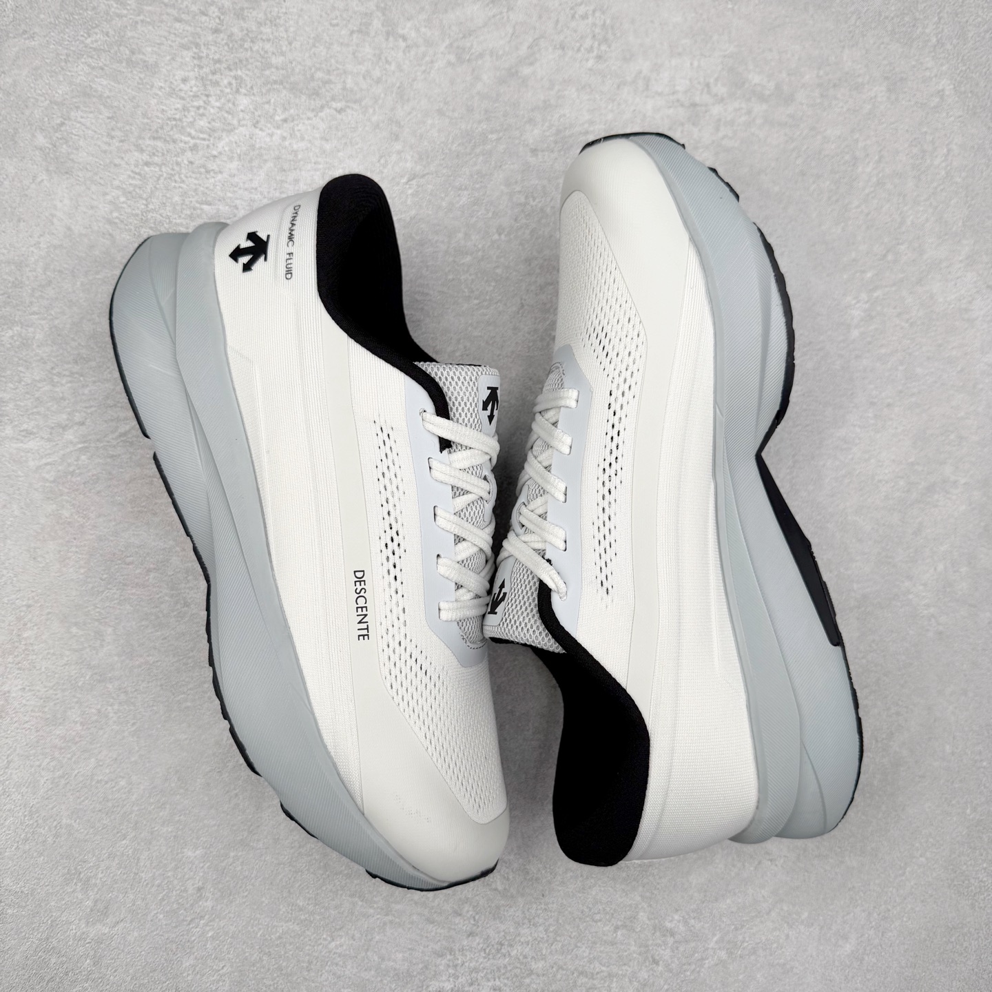 图片[3]-DESCENTE DFLUID2.0 迪桑特时尚舒适百搭减震透气支撑 低帮跑步鞋 DESCENTE（迪桑特）创立于1935年，品牌名取自法语词汇，意为“滑降”。品牌箭头标识代表滑雪的三种技术“高速直线滑行”、“穿越”和“侧滑”，也寓意品牌在打造高端专业运动产品中不断追求完美的创新精神，致力于成为中国高端专业滑雪、综训、女子、铁人三项、高尔夫的第一品牌。实拍调校N版已经零色差零失真 百分百还原实物色彩所见即所得 不存在货不对板色差等低级问题 选购参考实物拍摄 不混卖不参货 只用心做好货严格选品 承诺混一赔十 尺码：36 36.5 37.5 38 38.5 39 40 40.5 41 42 42.5 43 44 44.5 45-选品中心
