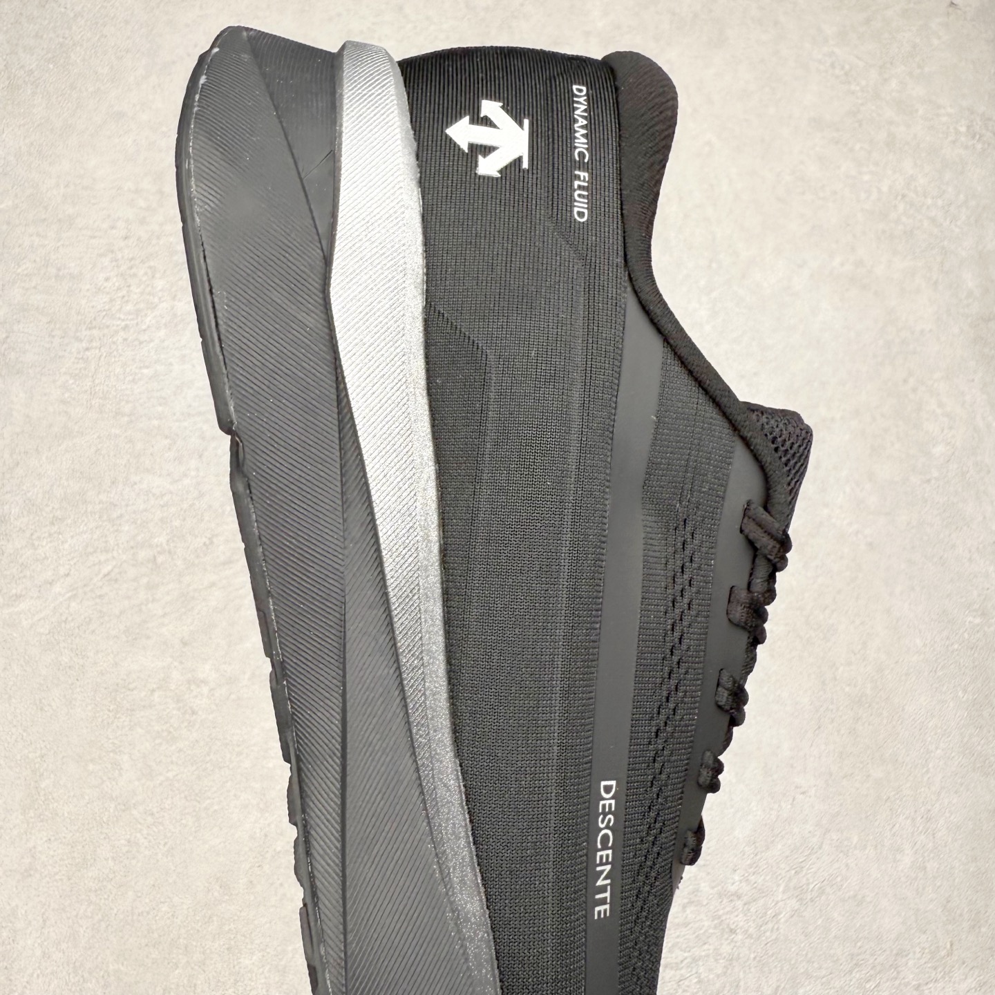 图片[6]-DESCENTE DFLUID2.0 迪桑特时尚舒适百搭减震透气支撑 低帮跑步鞋 DESCENTE（迪桑特）创立于1935年，品牌名取自法语词汇，意为“滑降”。品牌箭头标识代表滑雪的三种技术“高速直线滑行”、“穿越”和“侧滑”，也寓意品牌在打造高端专业运动产品中不断追求完美的创新精神，致力于成为中国高端专业滑雪、综训、女子、铁人三项、高尔夫的第一品牌。实拍调校N版已经零色差零失真 百分百还原实物色彩所见即所得 不存在货不对板色差等低级问题 选购参考实物拍摄 不混卖不参货 只用心做好货严格选品 承诺混一赔十 尺码：36 36.5 37.5 38 38.5 39 40 40.5 41 42 42.5 43 44 44.5 45-选品中心