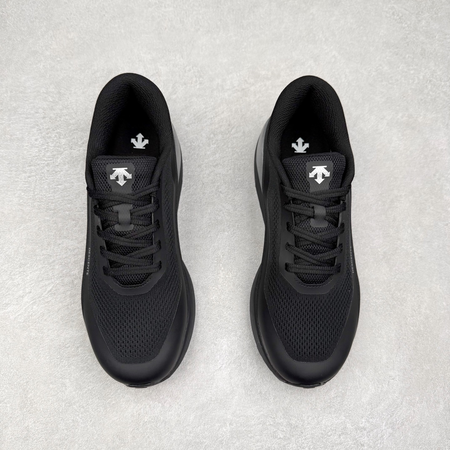 图片[2]-DESCENTE DFLUID2.0 迪桑特时尚舒适百搭减震透气支撑 低帮跑步鞋 DESCENTE（迪桑特）创立于1935年，品牌名取自法语词汇，意为“滑降”。品牌箭头标识代表滑雪的三种技术“高速直线滑行”、“穿越”和“侧滑”，也寓意品牌在打造高端专业运动产品中不断追求完美的创新精神，致力于成为中国高端专业滑雪、综训、女子、铁人三项、高尔夫的第一品牌。实拍调校N版已经零色差零失真 百分百还原实物色彩所见即所得 不存在货不对板色差等低级问题 选购参考实物拍摄 不混卖不参货 只用心做好货严格选品 承诺混一赔十 尺码：36 36.5 37.5 38 38.5 39 40 40.5 41 42 42.5 43 44 44.5 45-选品中心