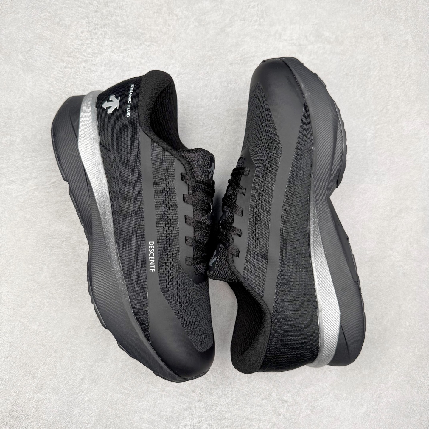 图片[3]-DESCENTE DFLUID2.0 迪桑特时尚舒适百搭减震透气支撑 低帮跑步鞋 DESCENTE（迪桑特）创立于1935年，品牌名取自法语词汇，意为“滑降”。品牌箭头标识代表滑雪的三种技术“高速直线滑行”、“穿越”和“侧滑”，也寓意品牌在打造高端专业运动产品中不断追求完美的创新精神，致力于成为中国高端专业滑雪、综训、女子、铁人三项、高尔夫的第一品牌。实拍调校N版已经零色差零失真 百分百还原实物色彩所见即所得 不存在货不对板色差等低级问题 选购参考实物拍摄 不混卖不参货 只用心做好货严格选品 承诺混一赔十 尺码：36 36.5 37.5 38 38.5 39 40 40.5 41 42 42.5 43 44 44.5 45-选品中心