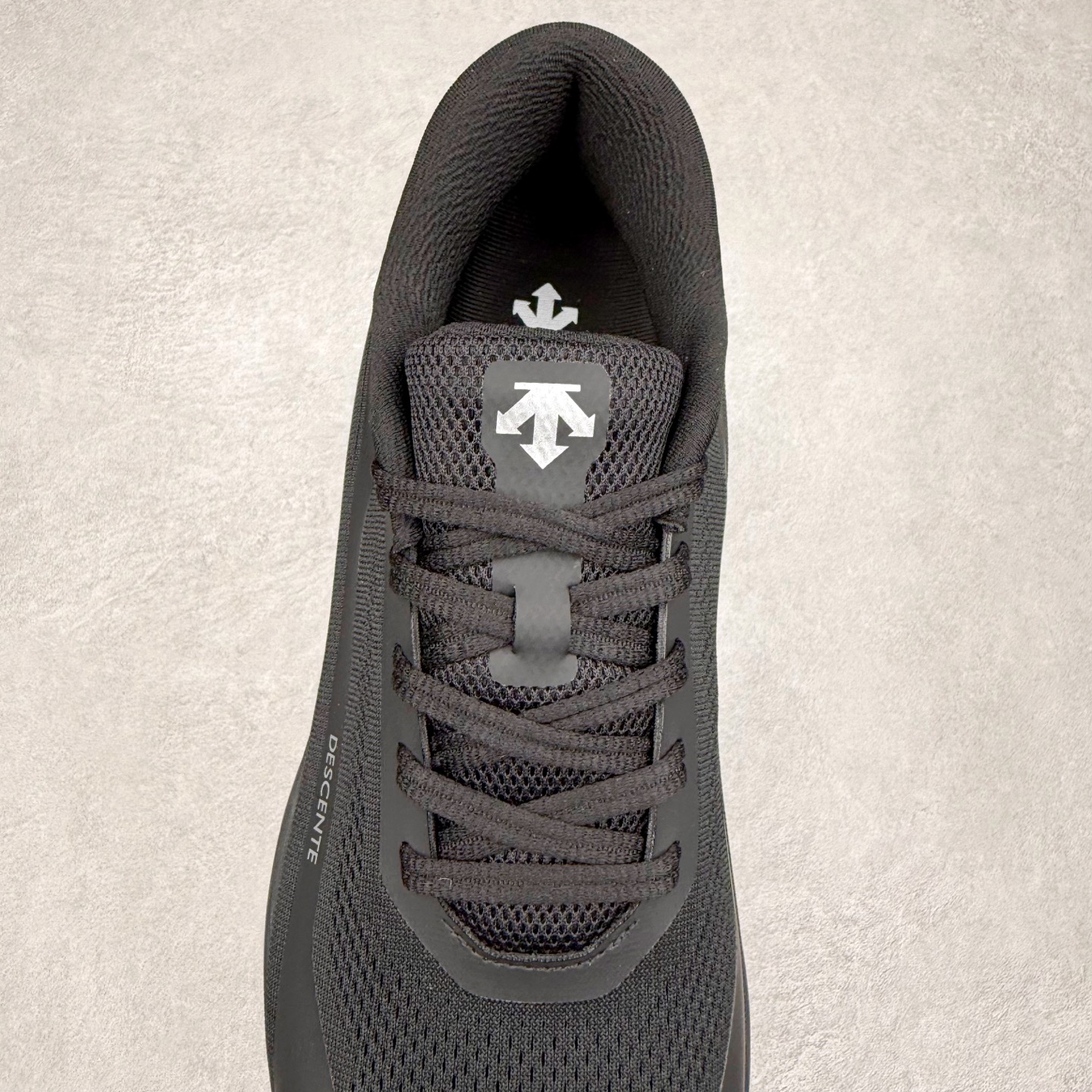 图片[5]-DESCENTE DFLUID2.0 迪桑特时尚舒适百搭减震透气支撑 低帮跑步鞋 DESCENTE（迪桑特）创立于1935年，品牌名取自法语词汇，意为“滑降”。品牌箭头标识代表滑雪的三种技术“高速直线滑行”、“穿越”和“侧滑”，也寓意品牌在打造高端专业运动产品中不断追求完美的创新精神，致力于成为中国高端专业滑雪、综训、女子、铁人三项、高尔夫的第一品牌。实拍调校N版已经零色差零失真 百分百还原实物色彩所见即所得 不存在货不对板色差等低级问题 选购参考实物拍摄 不混卖不参货 只用心做好货严格选品 承诺混一赔十 尺码：36 36.5 37.5 38 38.5 39 40 40.5 41 42 42.5 43 44 44.5 45-选品中心