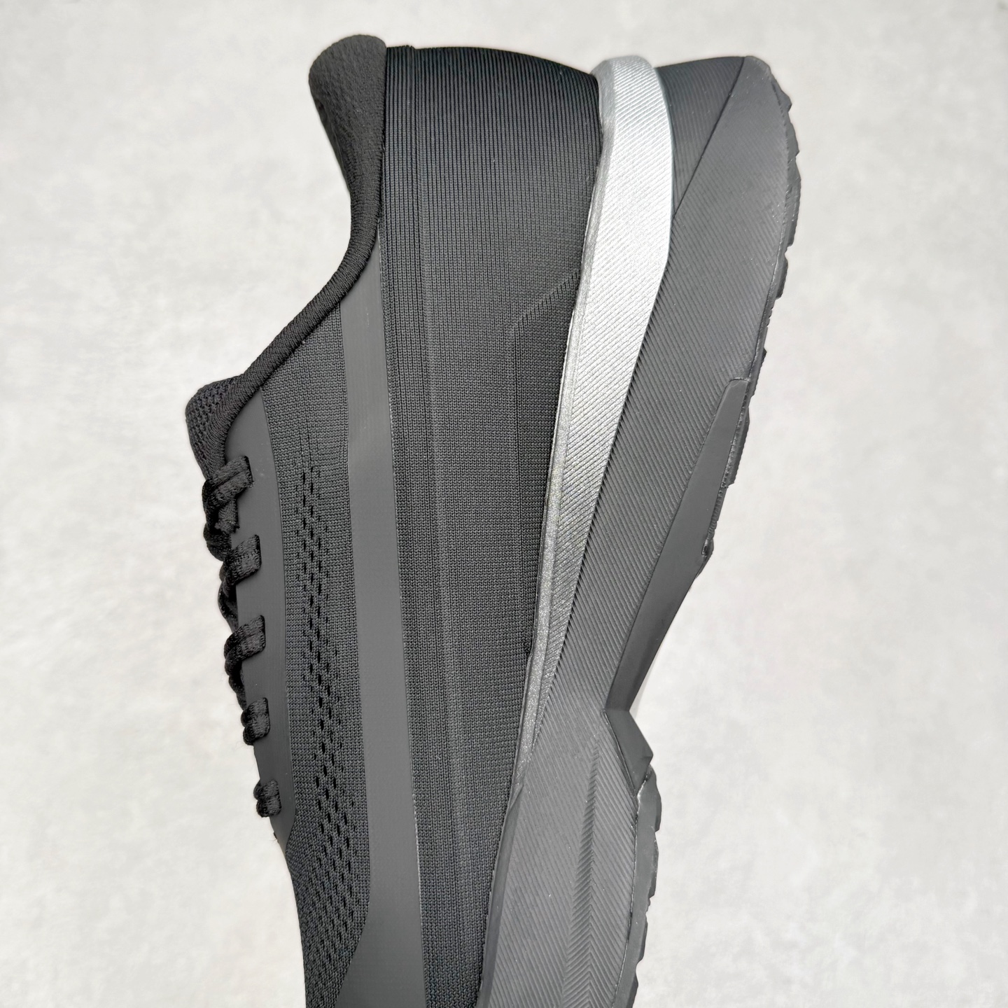 图片[7]-DESCENTE DFLUID2.0 迪桑特时尚舒适百搭减震透气支撑 低帮跑步鞋 DESCENTE（迪桑特）创立于1935年，品牌名取自法语词汇，意为“滑降”。品牌箭头标识代表滑雪的三种技术“高速直线滑行”、“穿越”和“侧滑”，也寓意品牌在打造高端专业运动产品中不断追求完美的创新精神，致力于成为中国高端专业滑雪、综训、女子、铁人三项、高尔夫的第一品牌。实拍调校N版已经零色差零失真 百分百还原实物色彩所见即所得 不存在货不对板色差等低级问题 选购参考实物拍摄 不混卖不参货 只用心做好货严格选品 承诺混一赔十 尺码：36 36.5 37.5 38 38.5 39 40 40.5 41 42 42.5 43 44 44.5 45-选品中心