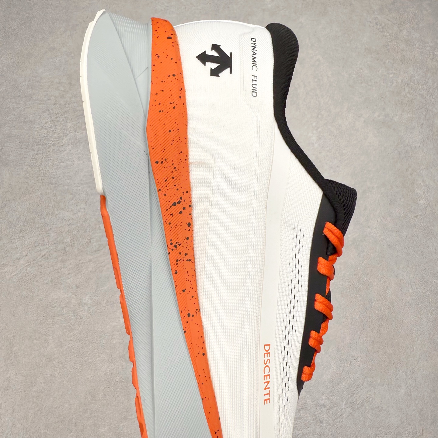 图片[6]-DESCENTE DFLUID2.0 迪桑特时尚舒适百搭减震透气支撑 低帮跑步鞋 DESCENTE（迪桑特）创立于1935年，品牌名取自法语词汇，意为“滑降”。品牌箭头标识代表滑雪的三种技术“高速直线滑行”、“穿越”和“侧滑”，也寓意品牌在打造高端专业运动产品中不断追求完美的创新精神，致力于成为中国高端专业滑雪、综训、女子、铁人三项、高尔夫的第一品牌。实拍调校N版已经零色差零失真 百分百还原实物色彩所见即所得 不存在货不对板色差等低级问题 选购参考实物拍摄 不混卖不参货 只用心做好货严格选品 承诺混一赔十 尺码：36 36.5 37.5 38 38.5 39 40 40.5 41 42 42.5 43 44 44.5 45-选品中心