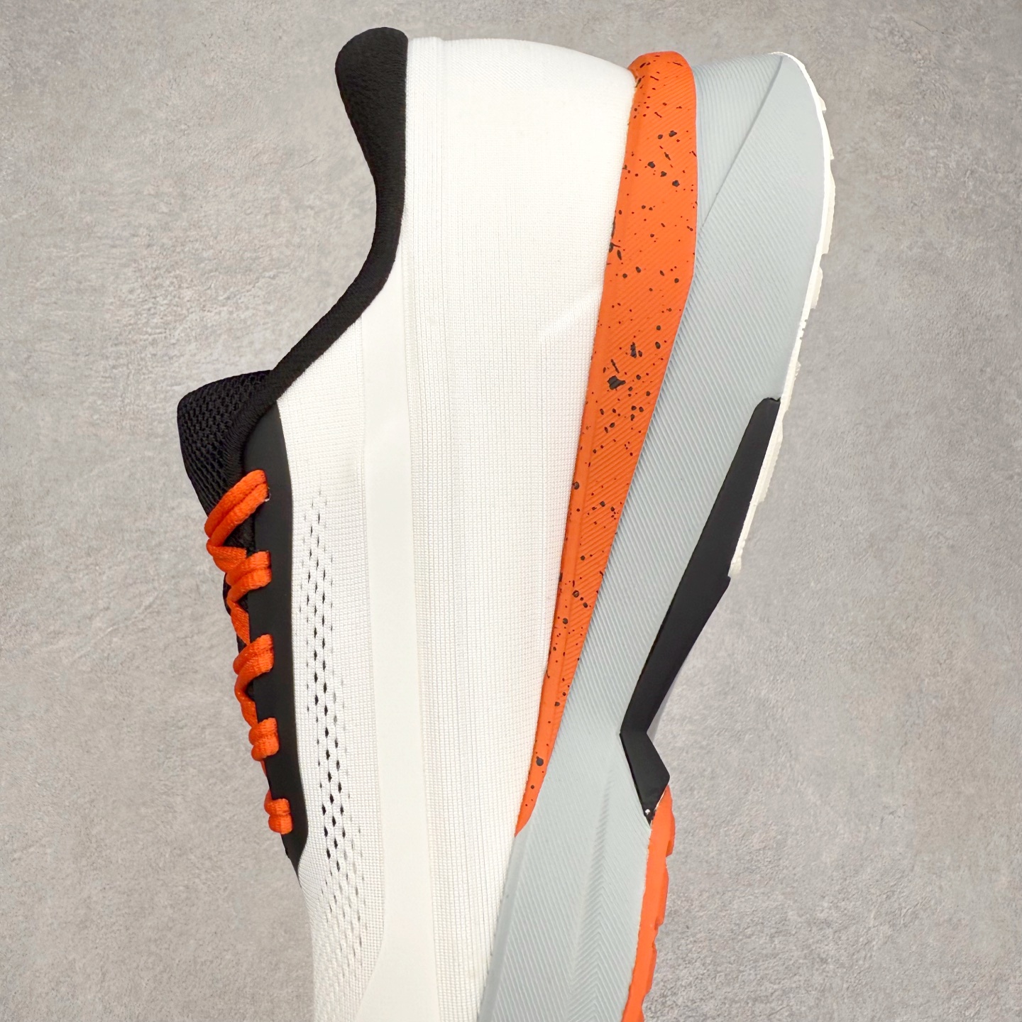 图片[7]-DESCENTE DFLUID2.0 迪桑特时尚舒适百搭减震透气支撑 低帮跑步鞋 DESCENTE（迪桑特）创立于1935年，品牌名取自法语词汇，意为“滑降”。品牌箭头标识代表滑雪的三种技术“高速直线滑行”、“穿越”和“侧滑”，也寓意品牌在打造高端专业运动产品中不断追求完美的创新精神，致力于成为中国高端专业滑雪、综训、女子、铁人三项、高尔夫的第一品牌。实拍调校N版已经零色差零失真 百分百还原实物色彩所见即所得 不存在货不对板色差等低级问题 选购参考实物拍摄 不混卖不参货 只用心做好货严格选品 承诺混一赔十 尺码：36 36.5 37.5 38 38.5 39 40 40.5 41 42 42.5 43 44 44.5 45-选品中心