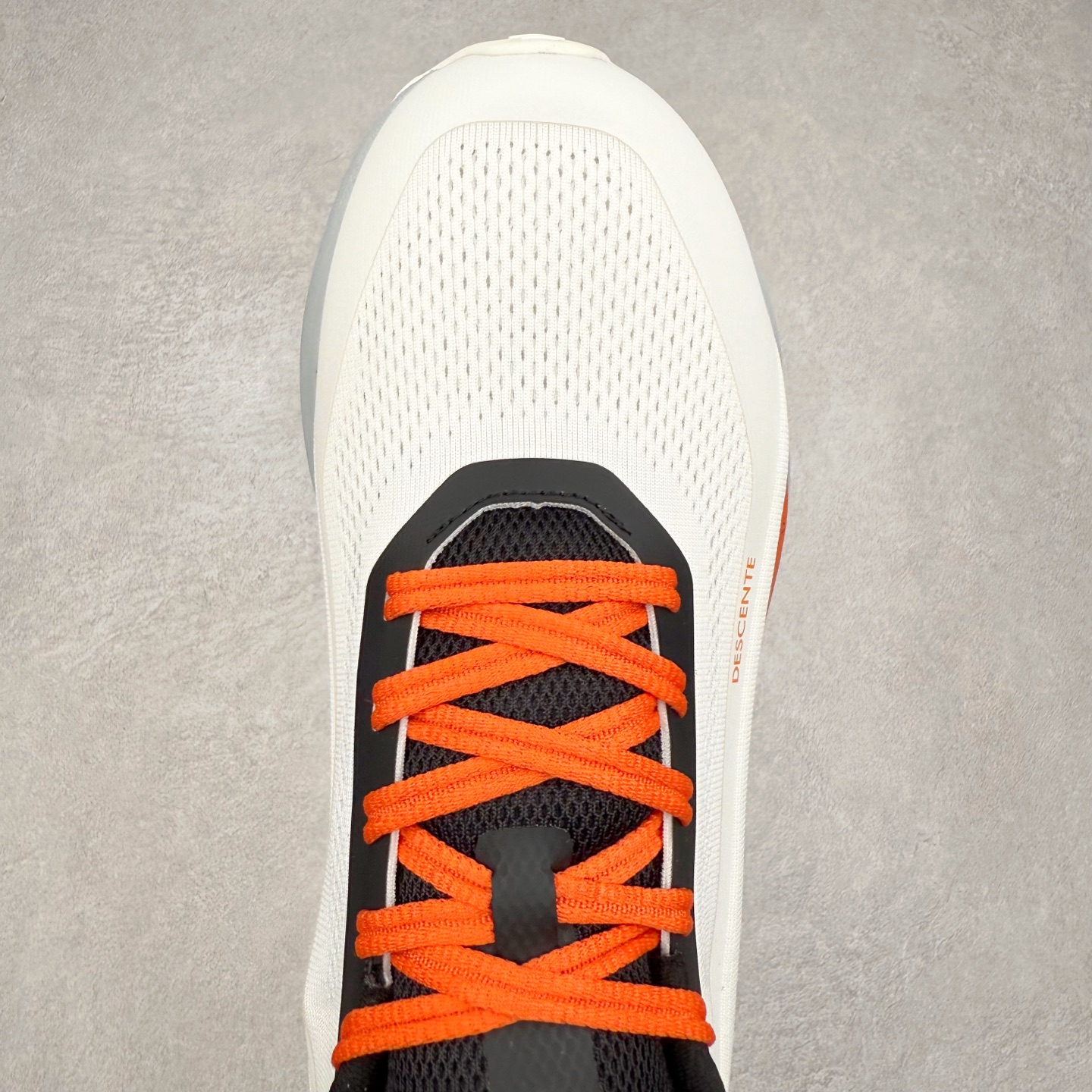 图片[4]-DESCENTE DFLUID2.0 迪桑特时尚舒适百搭减震透气支撑 低帮跑步鞋 DESCENTE（迪桑特）创立于1935年，品牌名取自法语词汇，意为“滑降”。品牌箭头标识代表滑雪的三种技术“高速直线滑行”、“穿越”和“侧滑”，也寓意品牌在打造高端专业运动产品中不断追求完美的创新精神，致力于成为中国高端专业滑雪、综训、女子、铁人三项、高尔夫的第一品牌。实拍调校N版已经零色差零失真 百分百还原实物色彩所见即所得 不存在货不对板色差等低级问题 选购参考实物拍摄 不混卖不参货 只用心做好货严格选品 承诺混一赔十 尺码：36 36.5 37.5 38 38.5 39 40 40.5 41 42 42.5 43 44 44.5 45-选品中心
