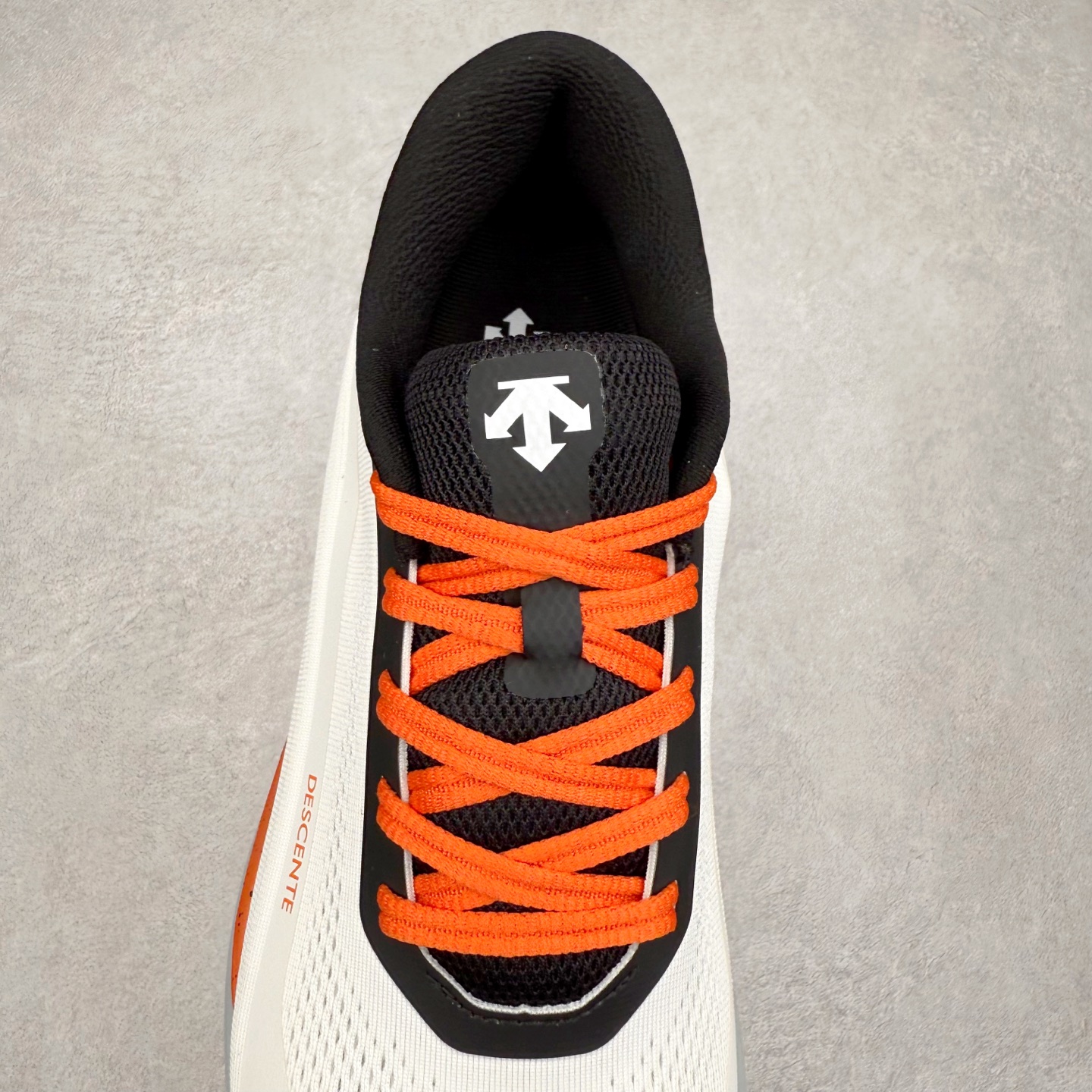 图片[5]-DESCENTE DFLUID2.0 迪桑特时尚舒适百搭减震透气支撑 低帮跑步鞋 DESCENTE（迪桑特）创立于1935年，品牌名取自法语词汇，意为“滑降”。品牌箭头标识代表滑雪的三种技术“高速直线滑行”、“穿越”和“侧滑”，也寓意品牌在打造高端专业运动产品中不断追求完美的创新精神，致力于成为中国高端专业滑雪、综训、女子、铁人三项、高尔夫的第一品牌。实拍调校N版已经零色差零失真 百分百还原实物色彩所见即所得 不存在货不对板色差等低级问题 选购参考实物拍摄 不混卖不参货 只用心做好货严格选品 承诺混一赔十 尺码：36 36.5 37.5 38 38.5 39 40 40.5 41 42 42.5 43 44 44.5 45-选品中心